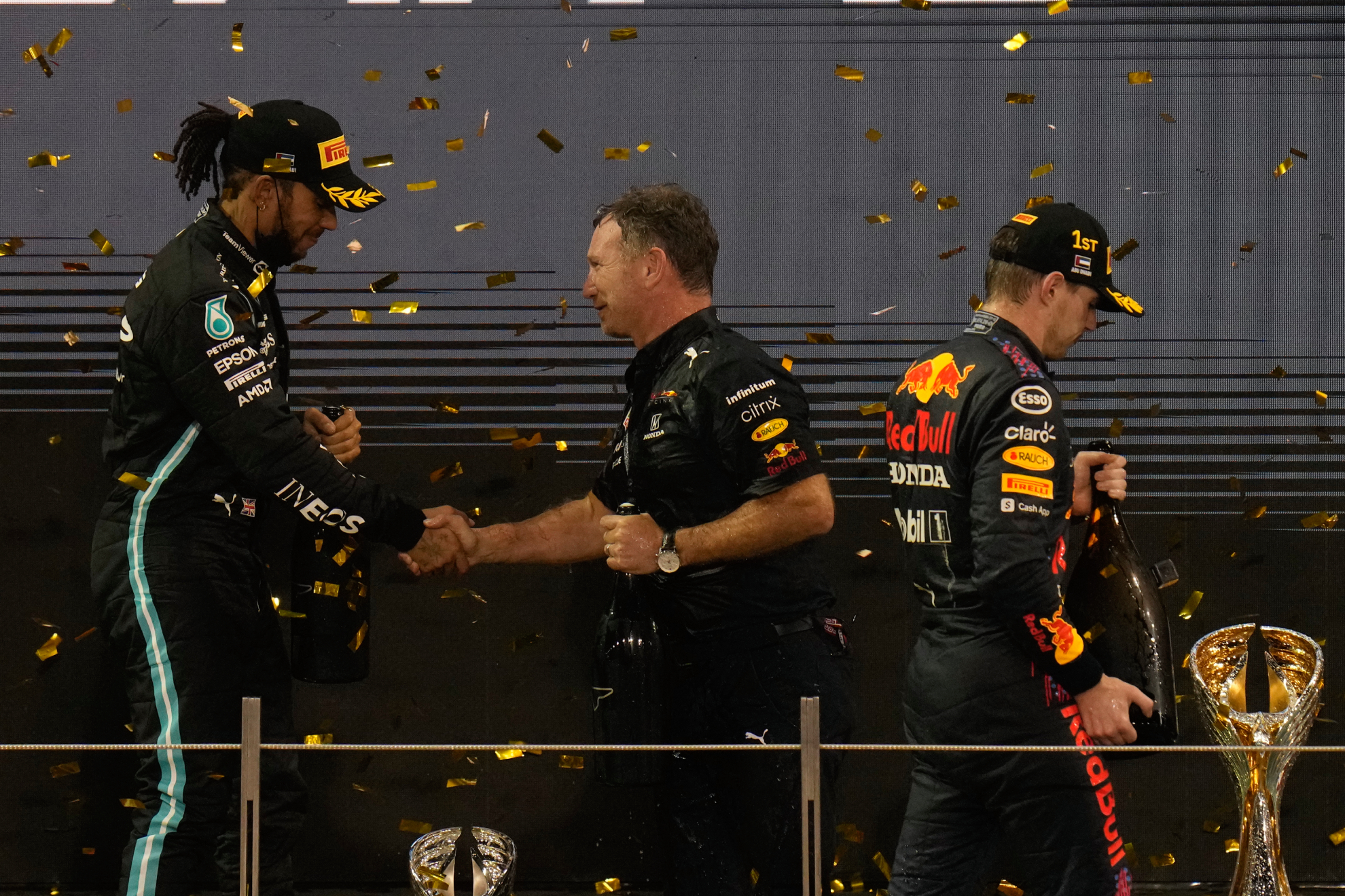 Lewis Hamilton, Christian Horner y Max Verstappen en el podio del GP de Países Bajos.