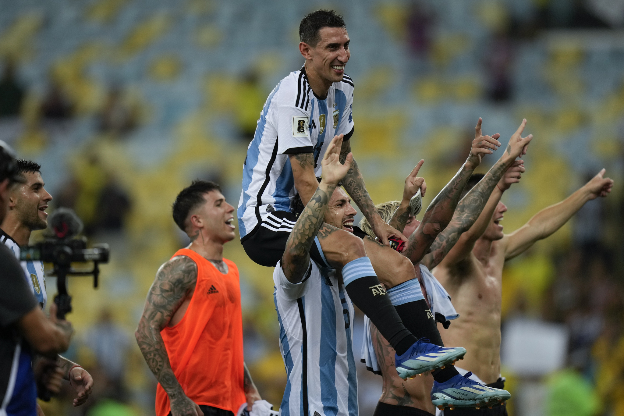 Di María y la Selección Argentina de Fútbol celebran la victoria ante Brasil en el Maracaná.