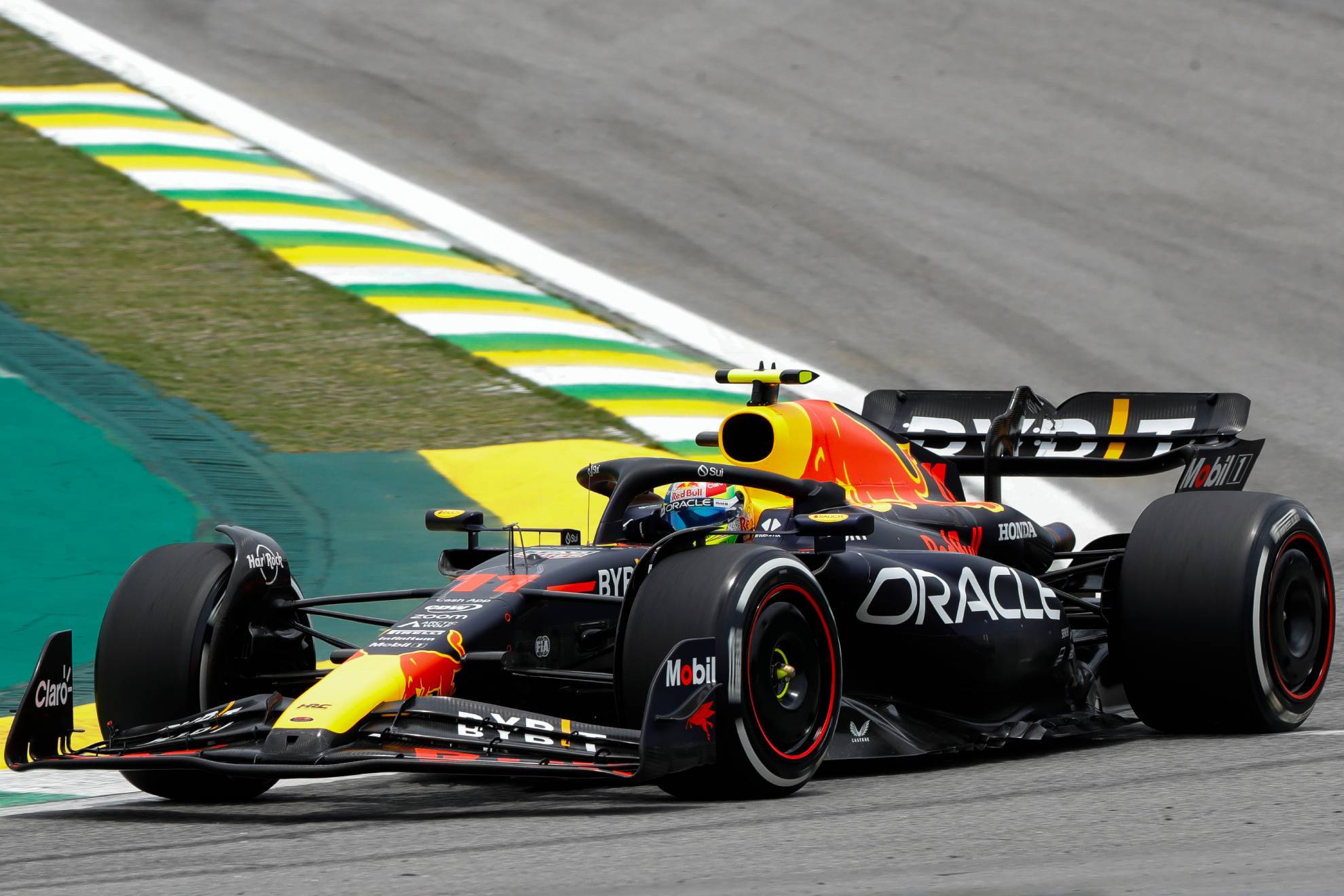 Resultados Práctica 2 GP Abu Dhabi: Leclerc se lleva la caótica P2, Checo Pérez luce hasta el final