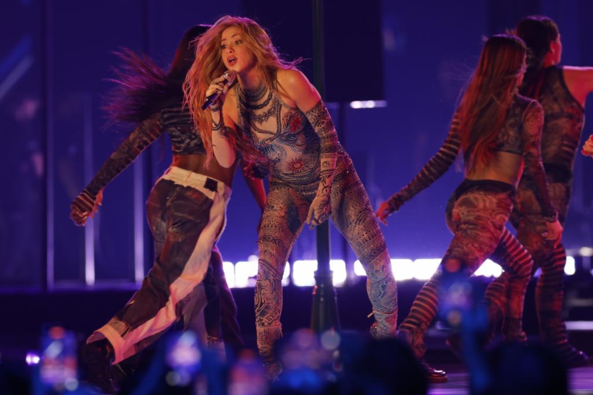 Shakira durante su actuación en Sevilla en los Premios Grammy Latinos