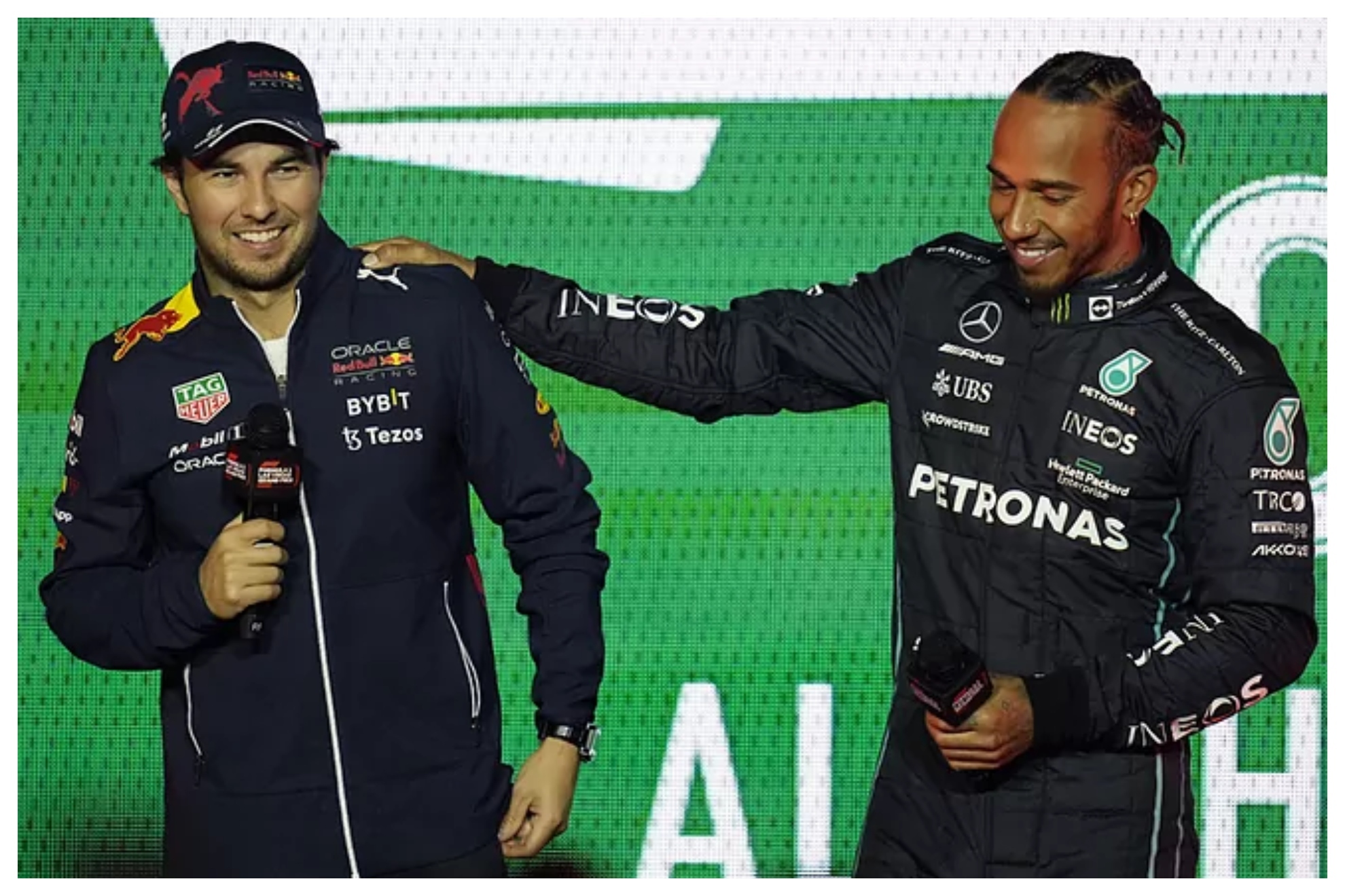 Checo y Hamilton, durante un Gran Premio