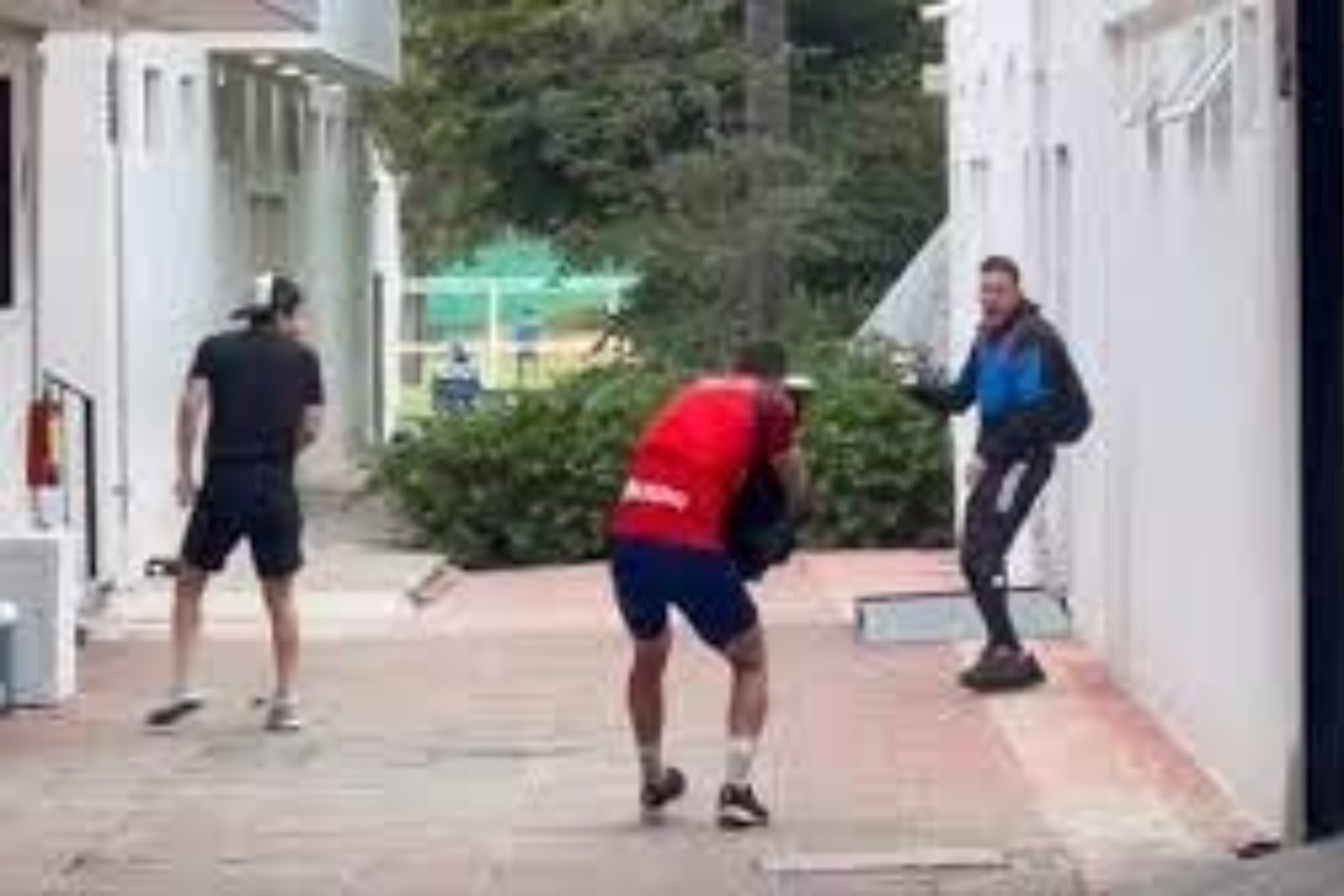Chivas juega a "disparos" previo a Liguilla 2023: Así la broma de Pollo Briseño tras "pica pica" incluido