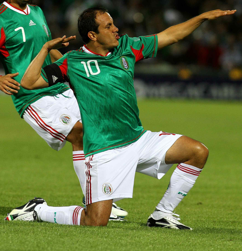 'El Cuau' haciendo su famosa celebracin durante un partido amistoso de la Seleccin Mexicana.