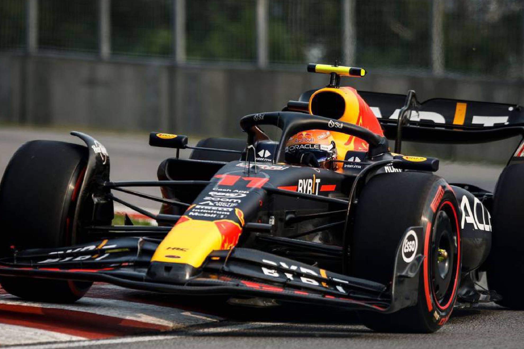 Checo Pérez podría continuar con Red Bull Racing hasta 2025.