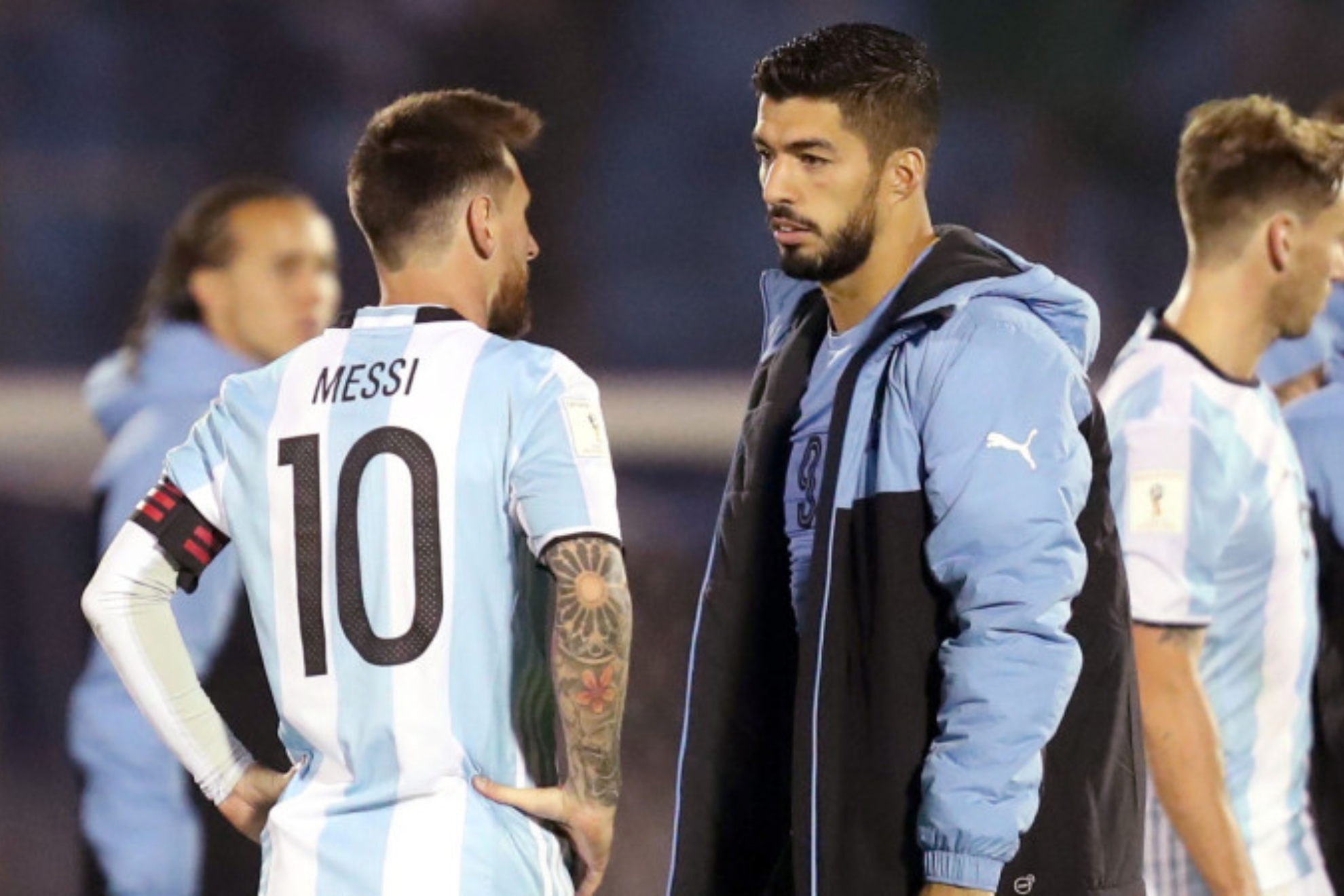 Luis Surez dialoga con Messi tras un Argentina-Uruguay.