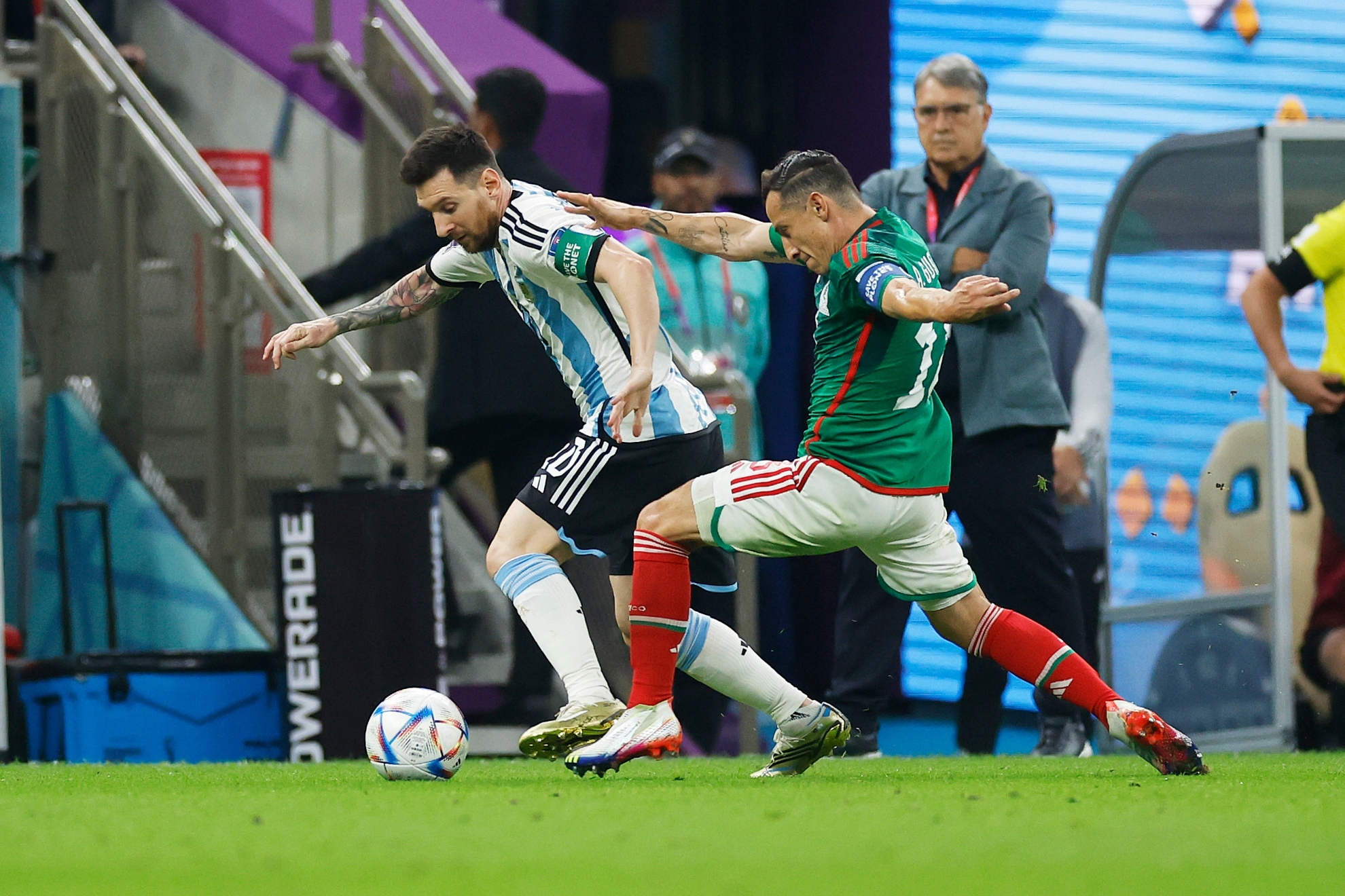 Messi y Guardado luchan por un baln ante la mirada de Martino en Qatar 2022.