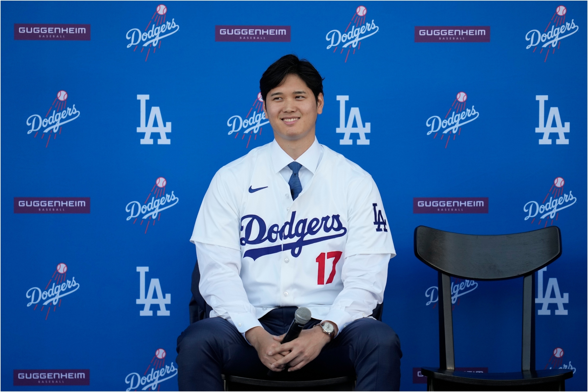 Ohtani, vestido con los colores de los Dodgers.