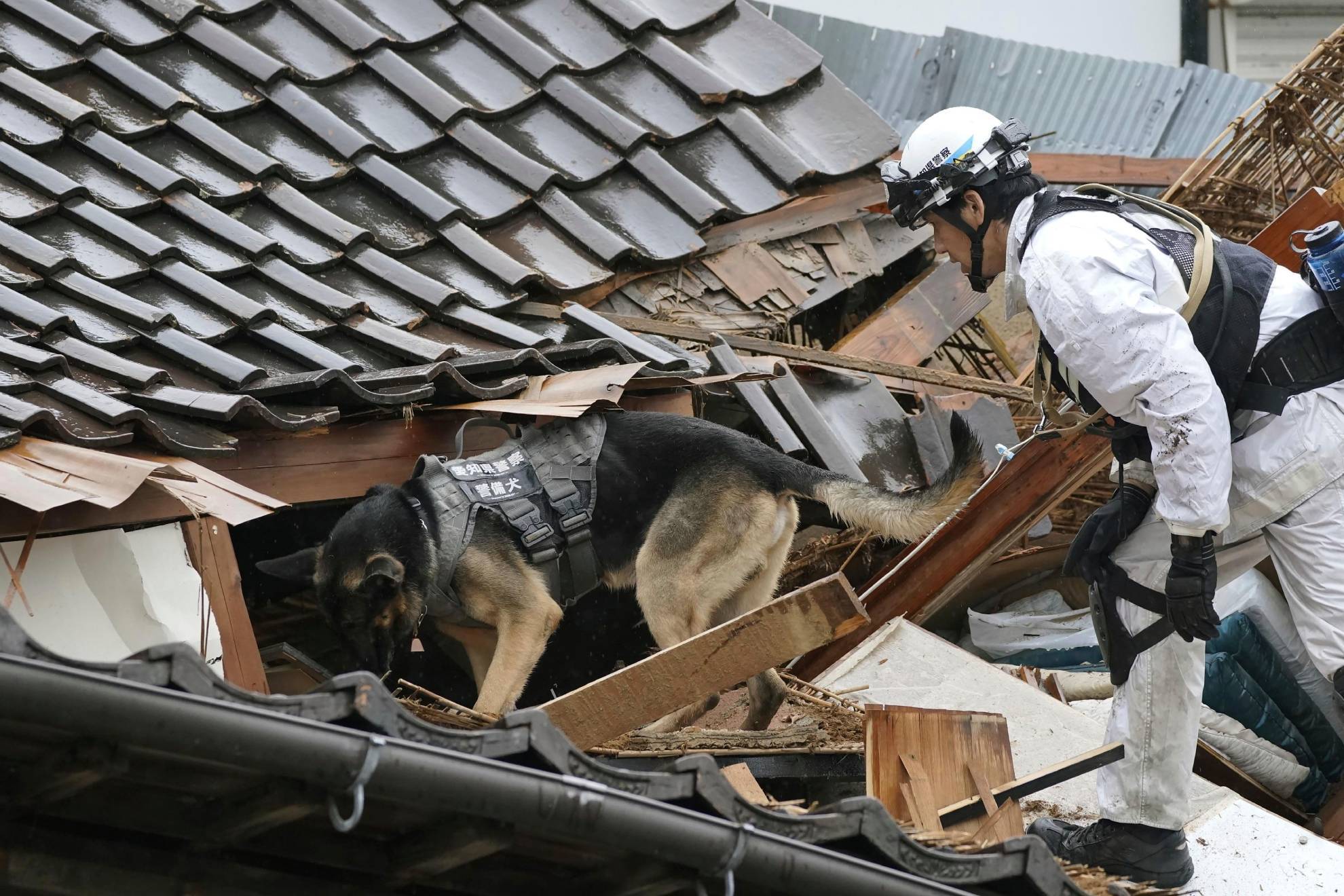 Las labores de rescate siguen tras el terremoto en Japn el lunes