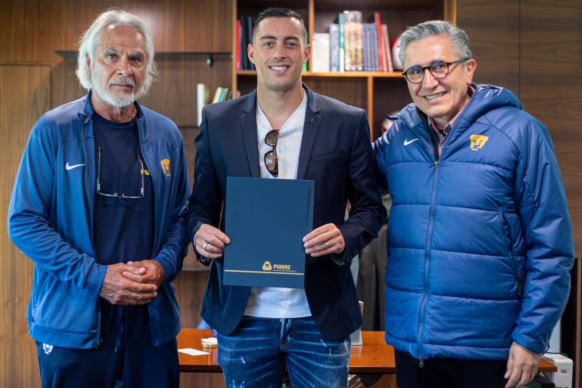 Miguel Meja Barn y Luis Ral Gonzlez posaron junto al nuevo delantero de Pumas