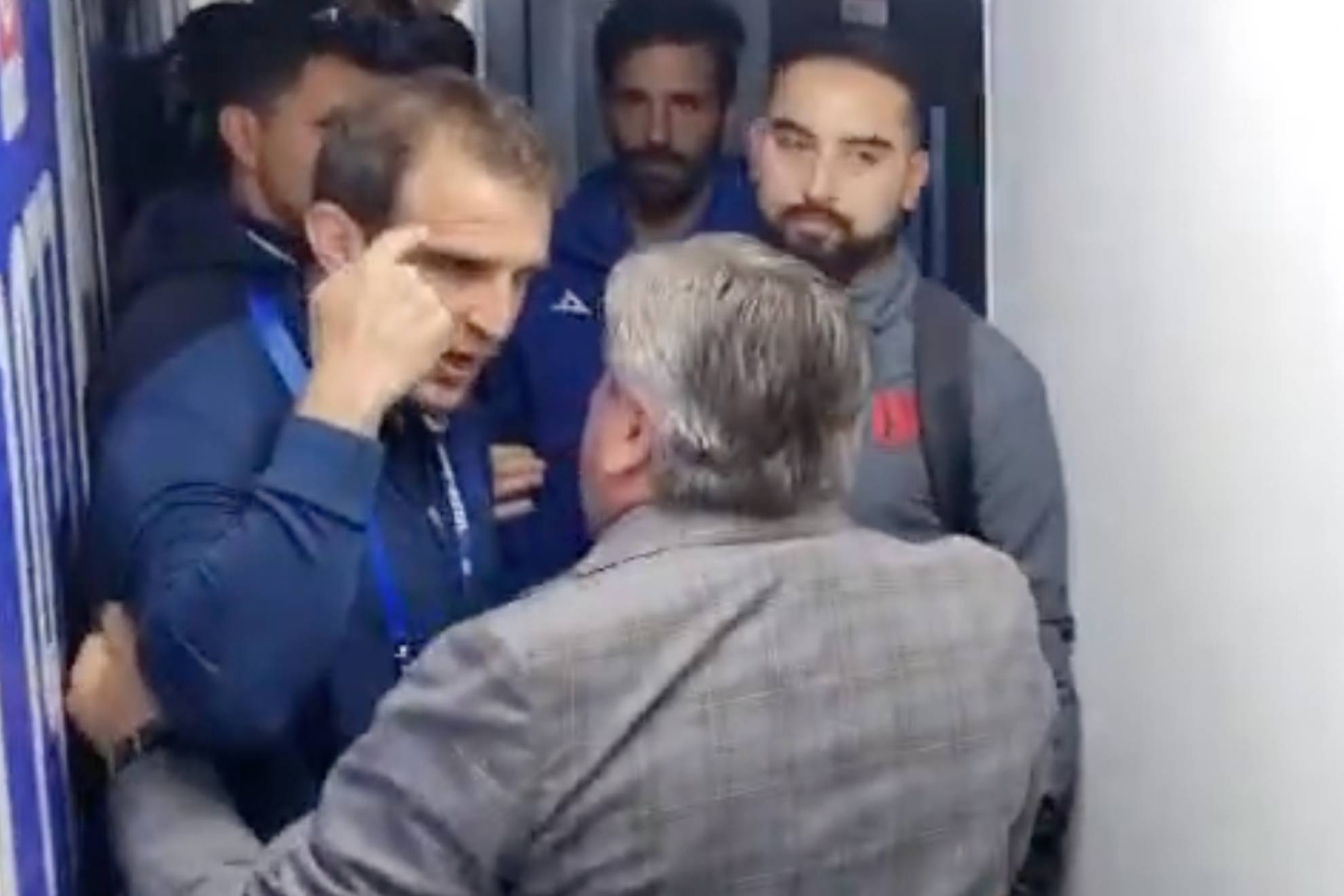 El uruguayo y el Piojo se enfrascaron en una discusin en los pasillos del Estadio Ciudad de los Deportes