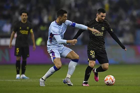 Messi y Ronaldo pugnan por un baln en el Riyadh All Stars XI-PSG