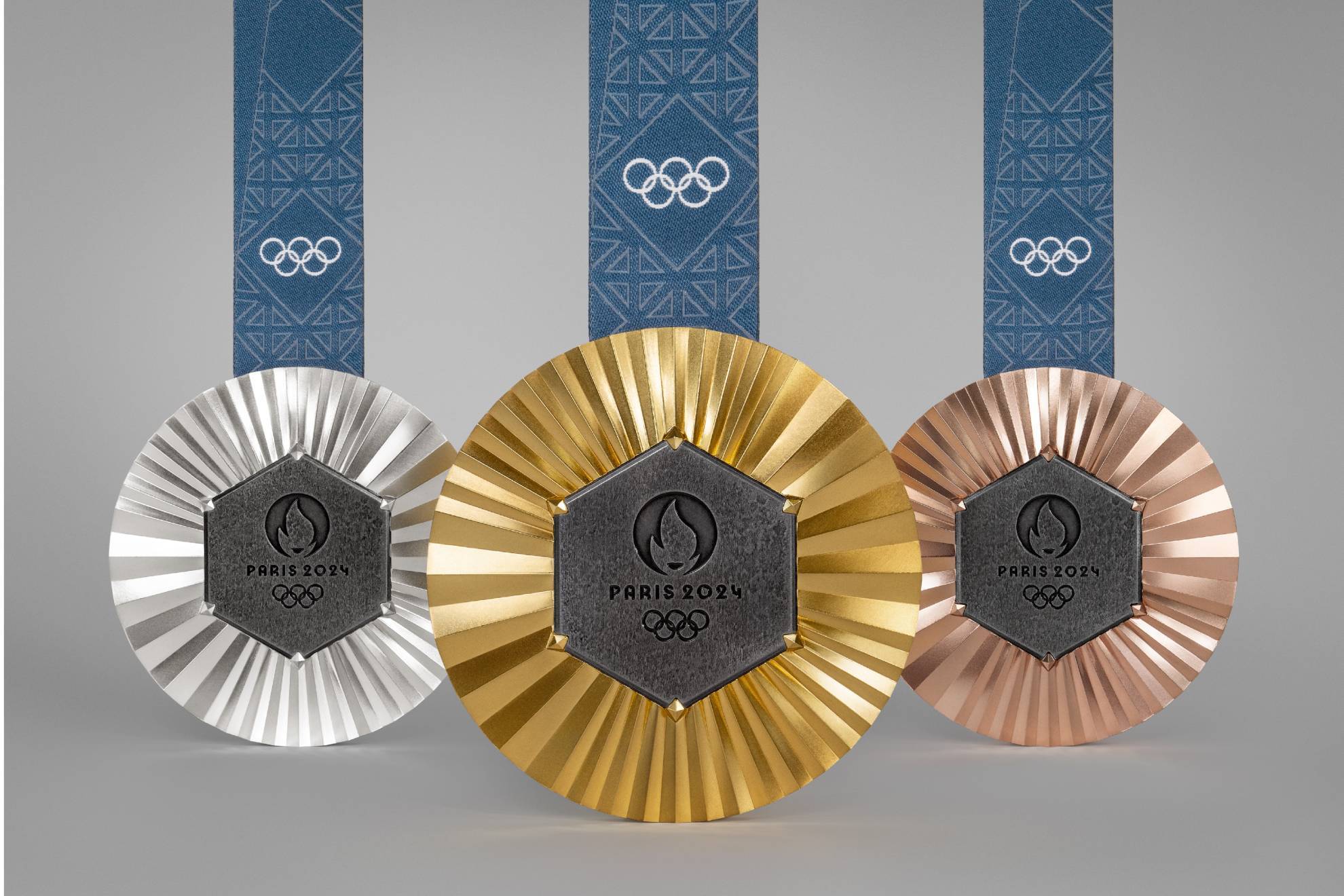 La medallas olmpicas lucen un poco de la historia de los juegos y de Paris 2024
