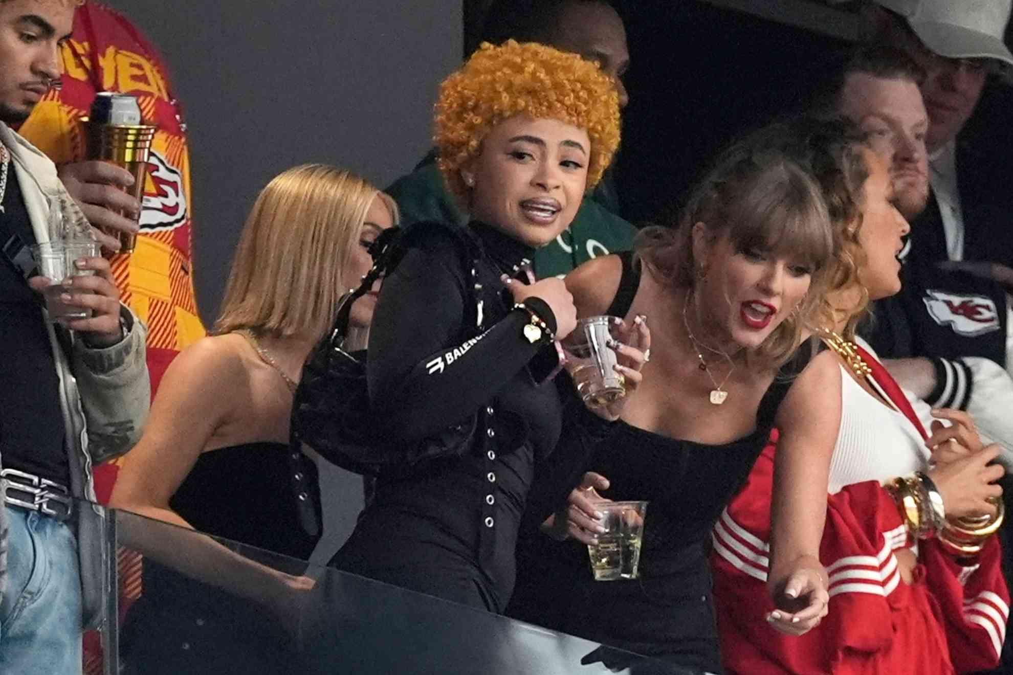 Taylor swift así vive la cantante el super bowl...