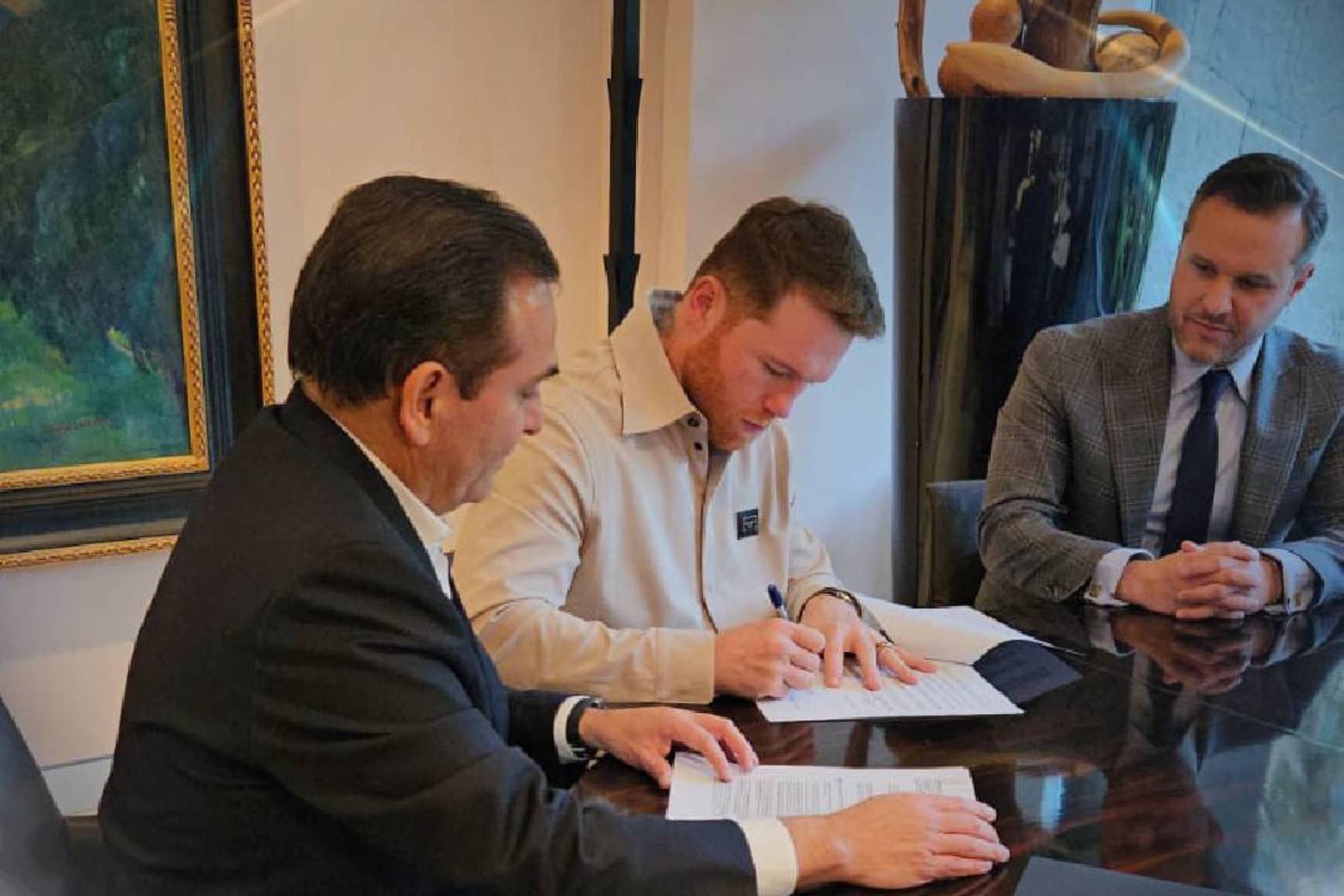 Canelo Álvarez firmando contrato en Tv Azteca  2024