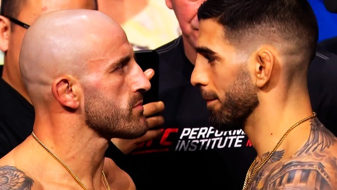 Imagen del duelo de miradas entre los dos peleadores