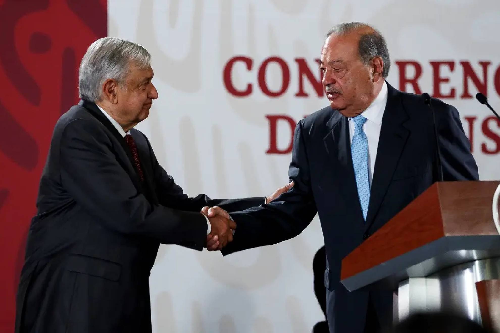 López Obrador ha dejado en claro que no tiene interés en comprarle Telmex a Carlos Slim.