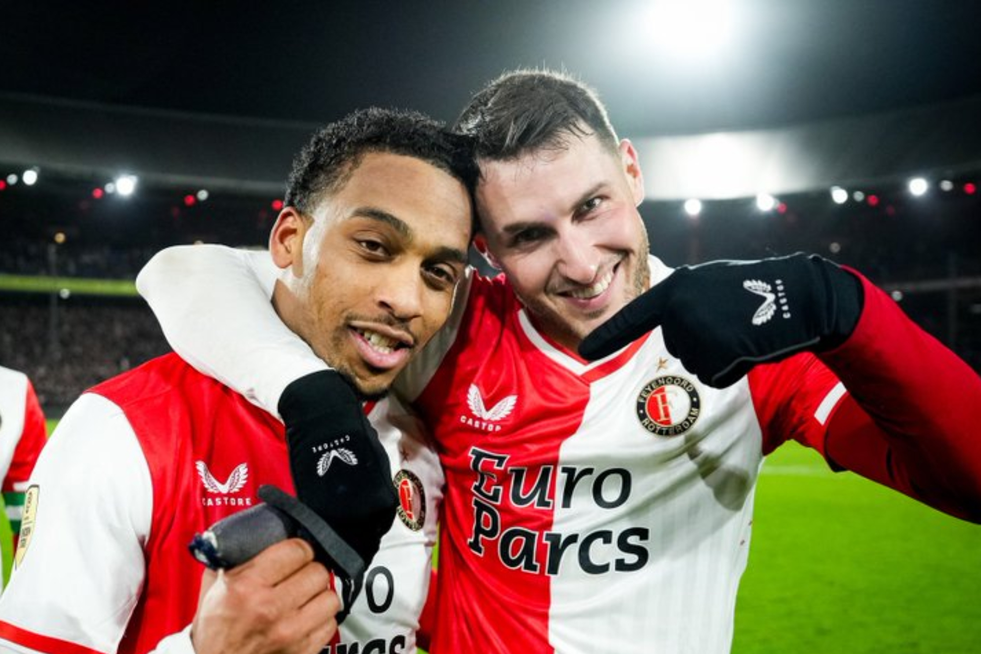 Giménez celebra gol con Feyenoord.