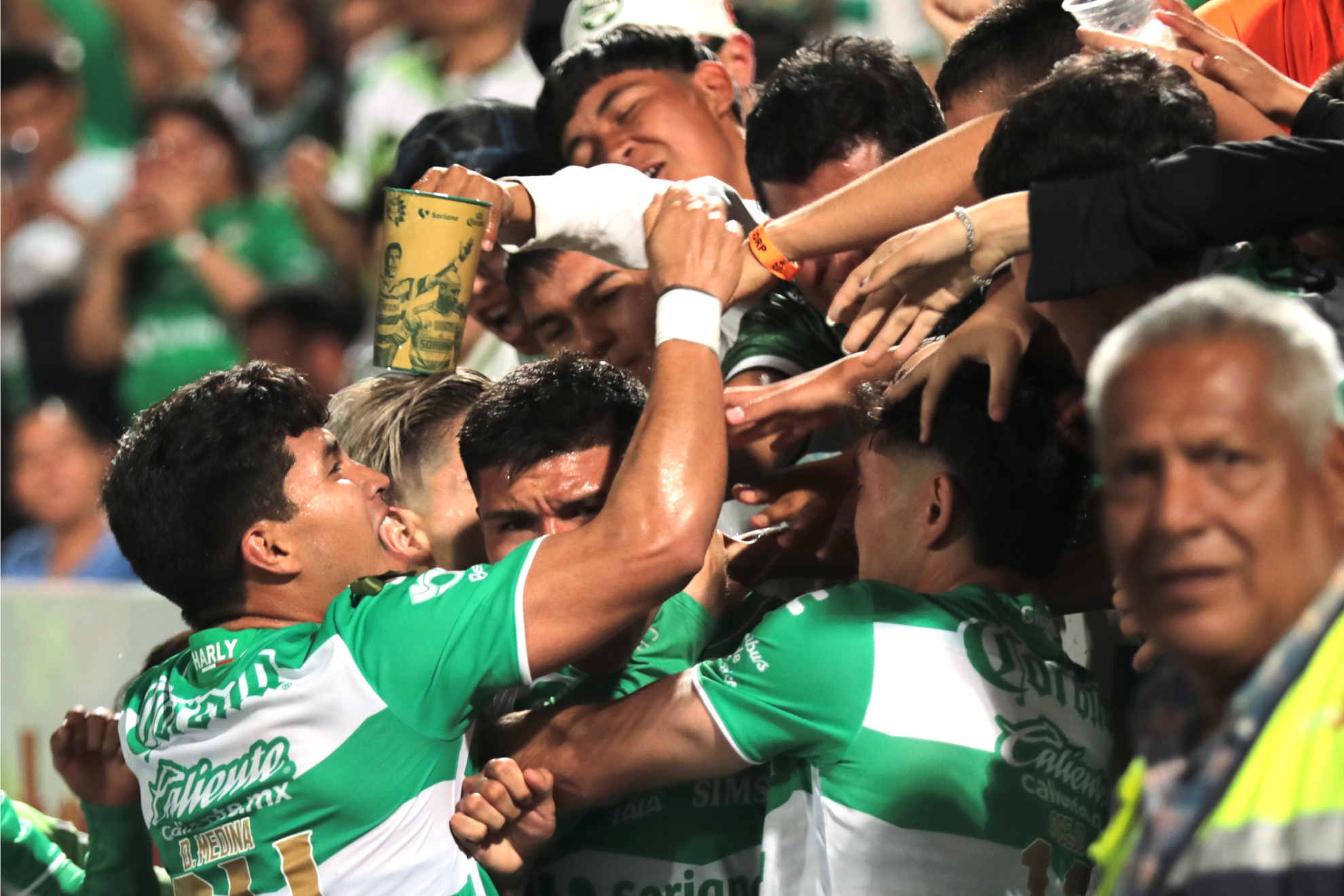 Jugadores de Santos Laguna festejan con su público la victoria