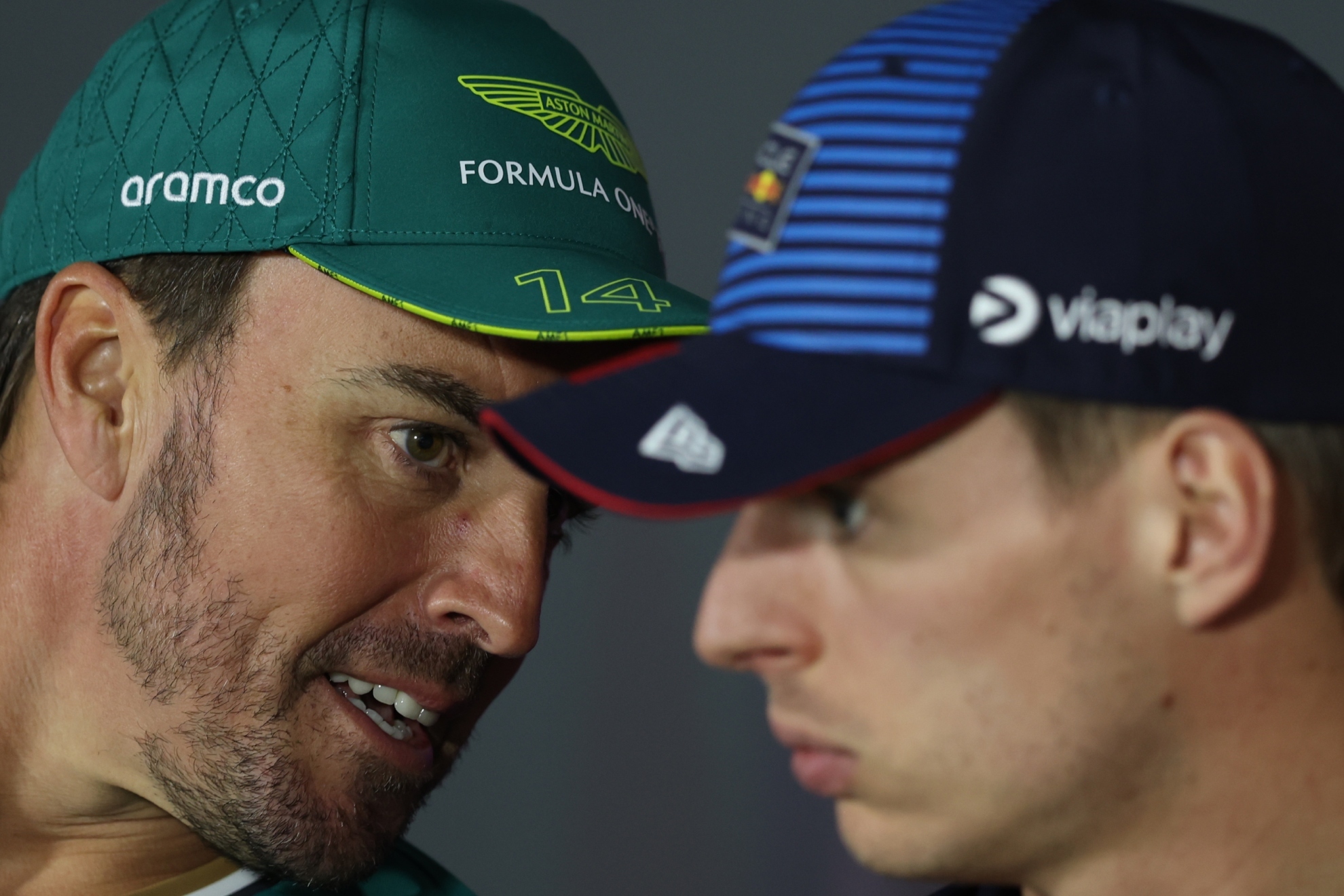 Alonso dialoga con Verstappen en una rueda de prensa.