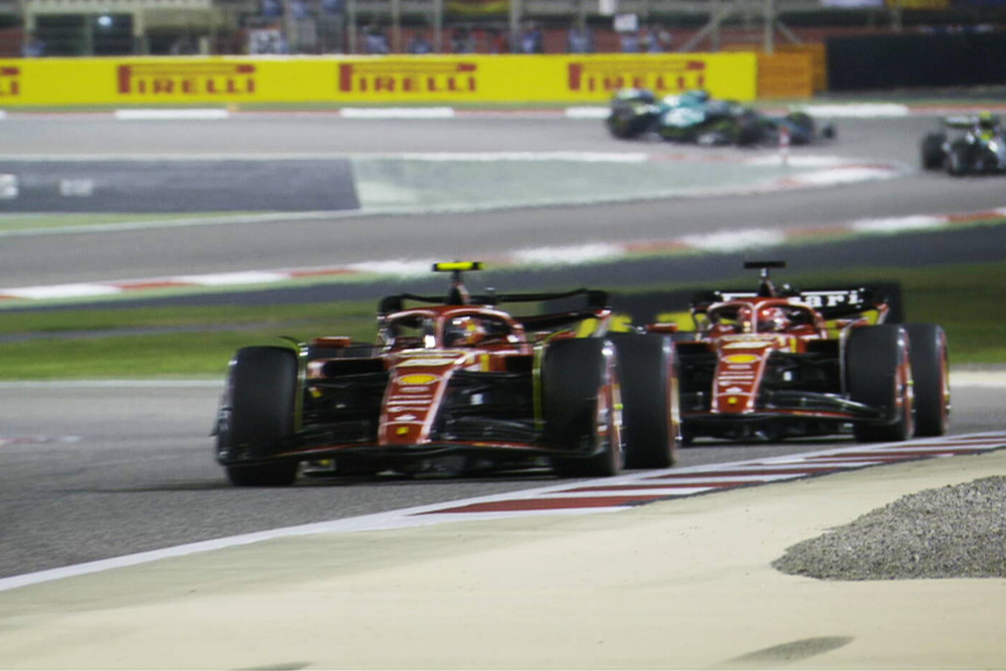 Carlos Sainz se lleva la primera batalla con Leclerc: Y si se equivoc Ferrari?