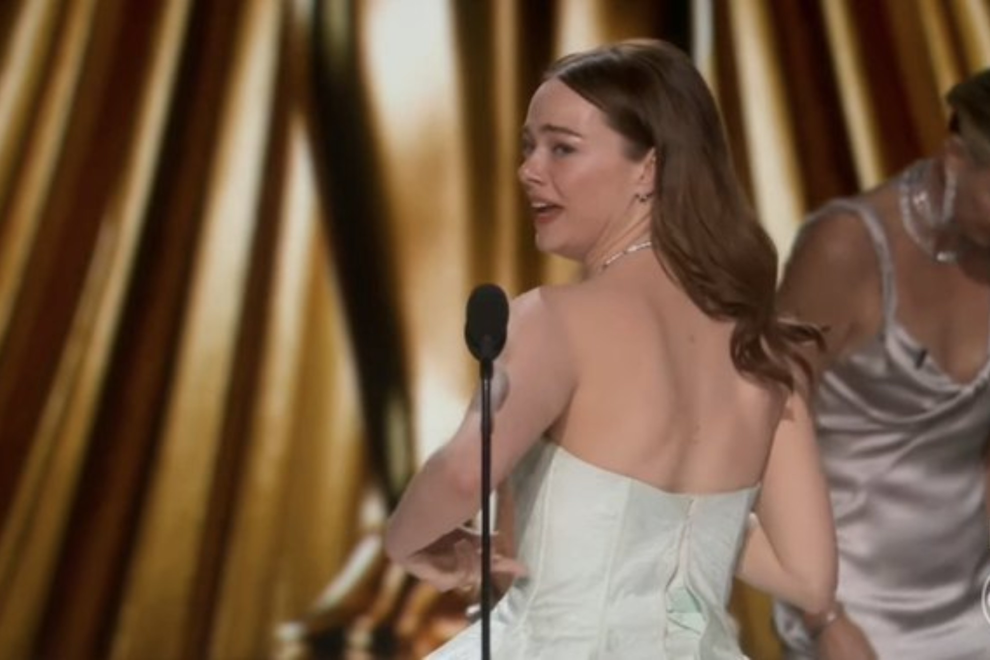 Emma Stone hablando sobre su vestido roto en los Oscars 2024.