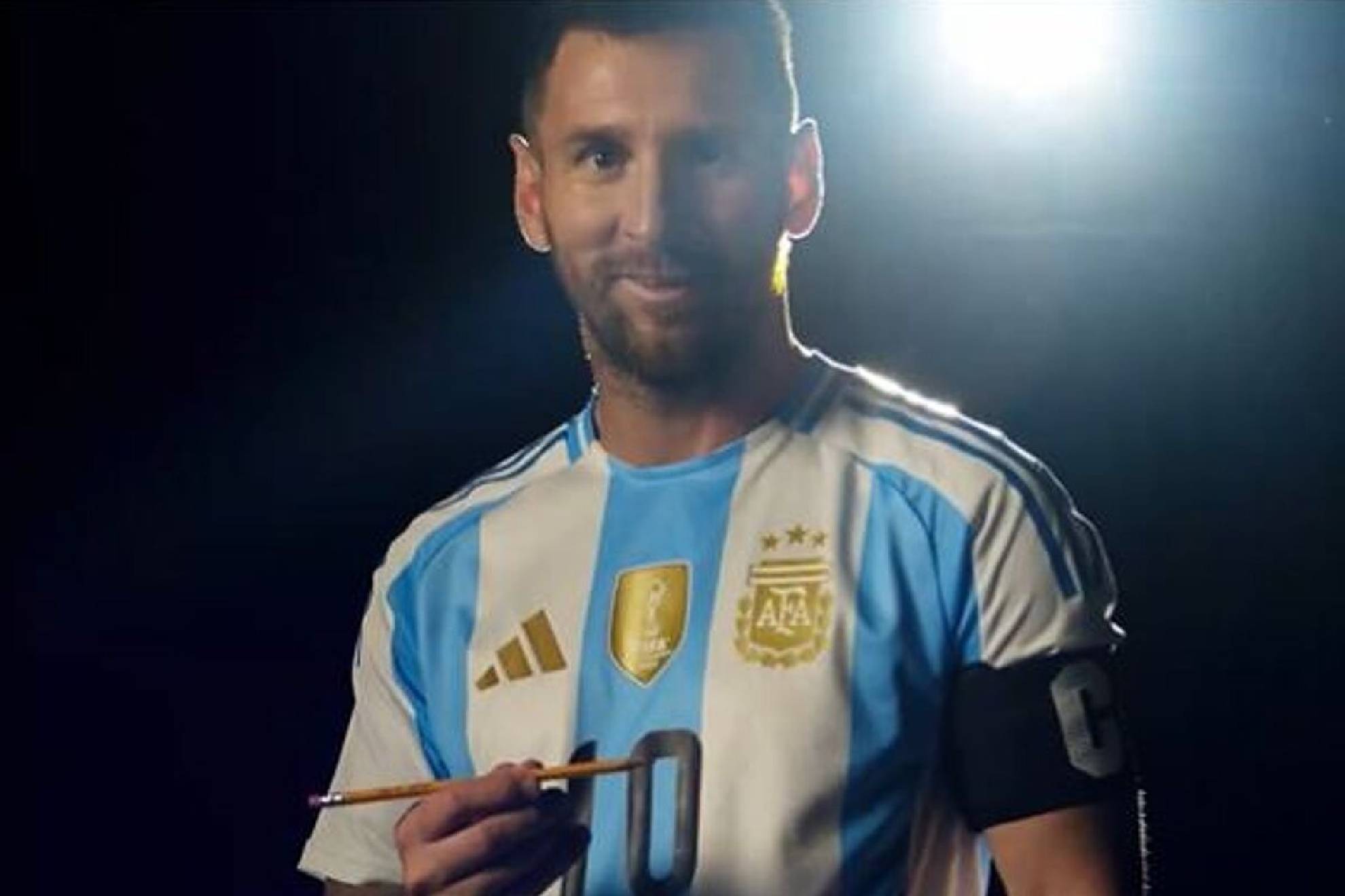 La Argentina present sus nuevas camisetas para la Conmebol Copa Amrica 2024.