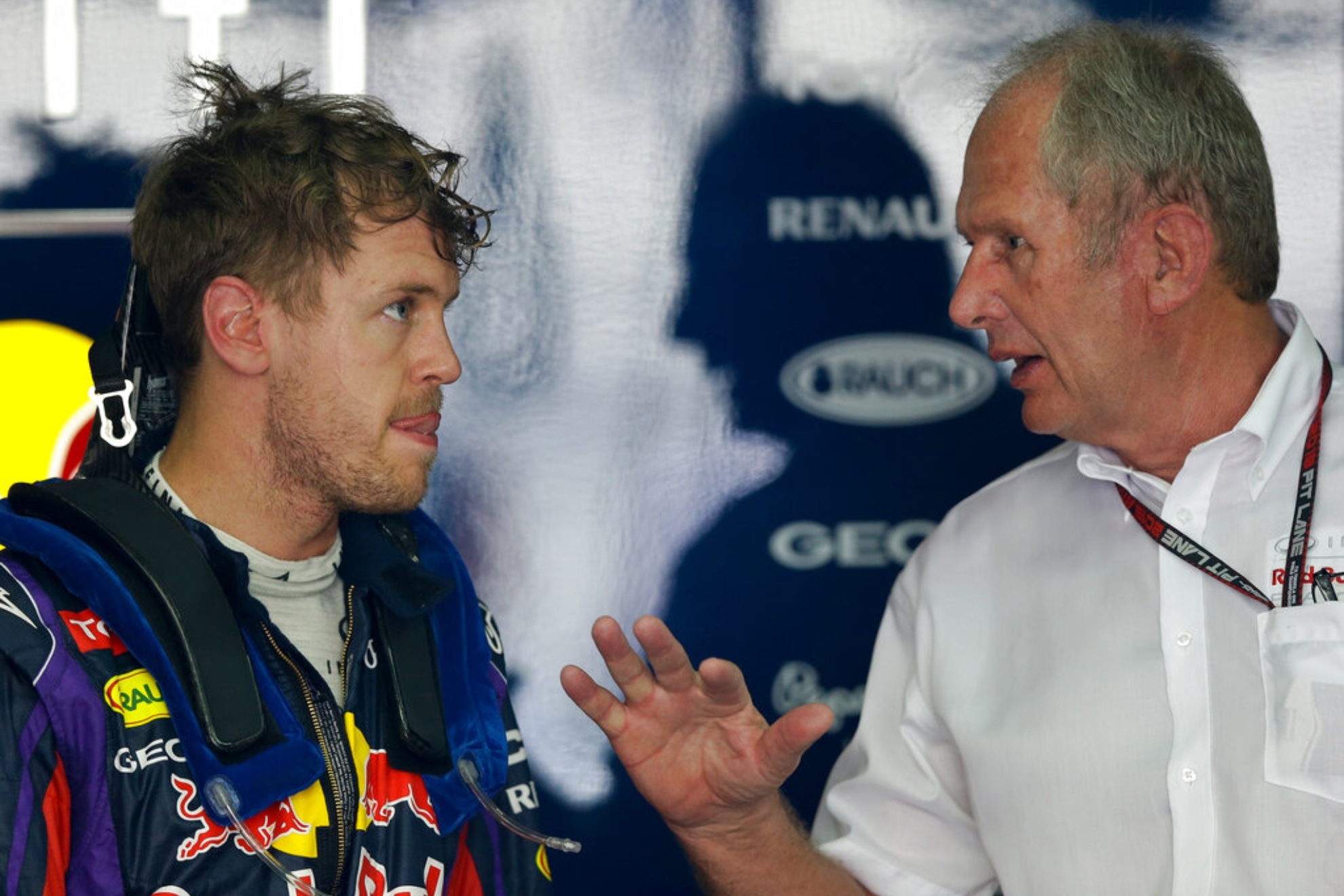 Vettel y Marko dialogan en una foto de 2013 cuando el aleman piloteaba en Red Bull.