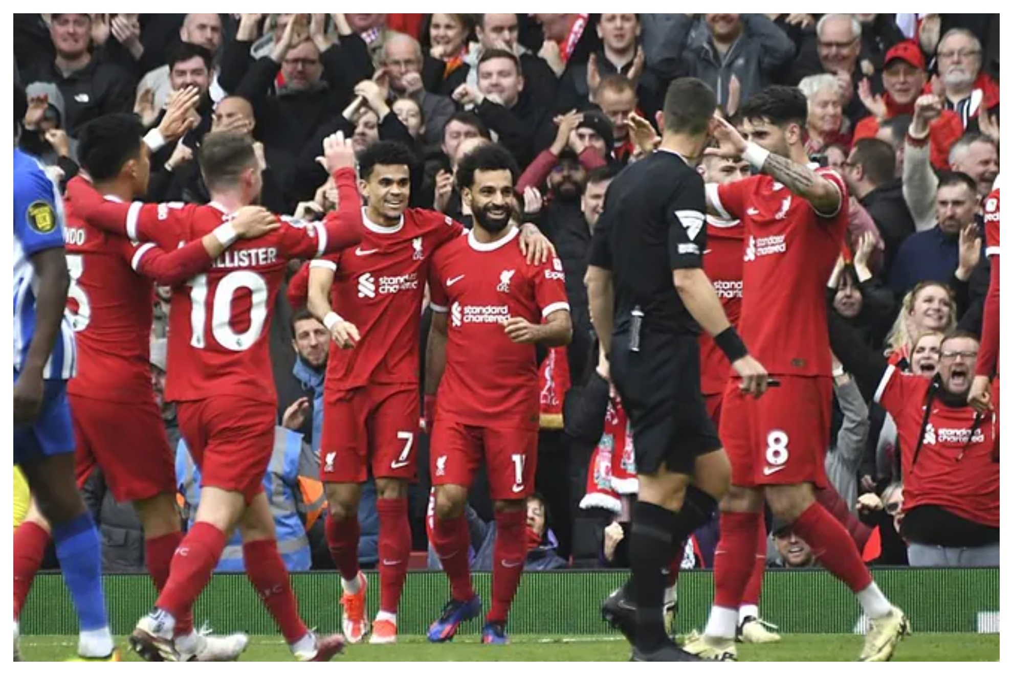 Los jugadores del Liverpool celebran el gol de Salah
