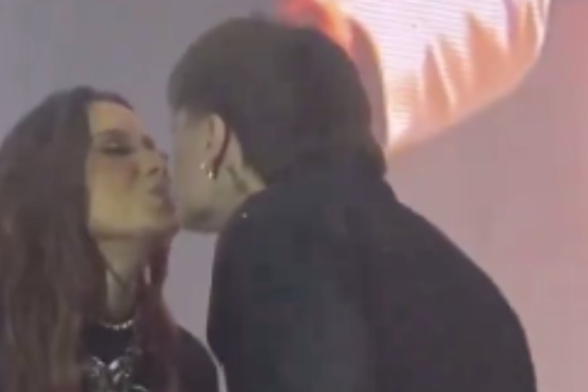 Concierto Pa'l Norte: Peso Pluma y Anitta protagonizan beso viral