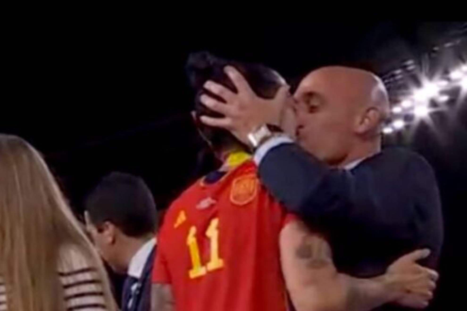 Momento en el que Rubiales besa a Jenni Hermoso tras ganar el Mundial