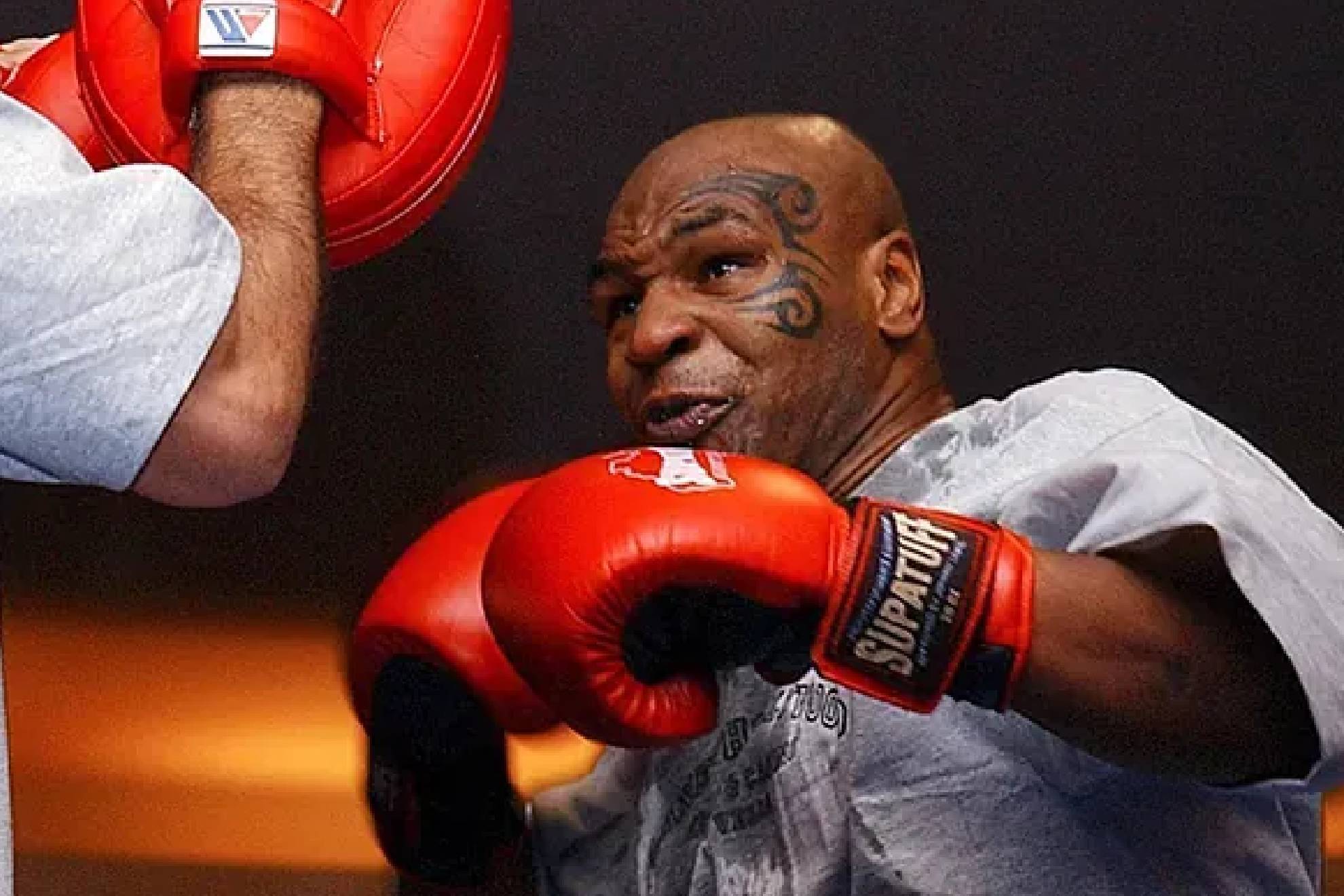 El legendario ex boxeador Mike Tyson se prepara para su pleito ante Jake Paul.
