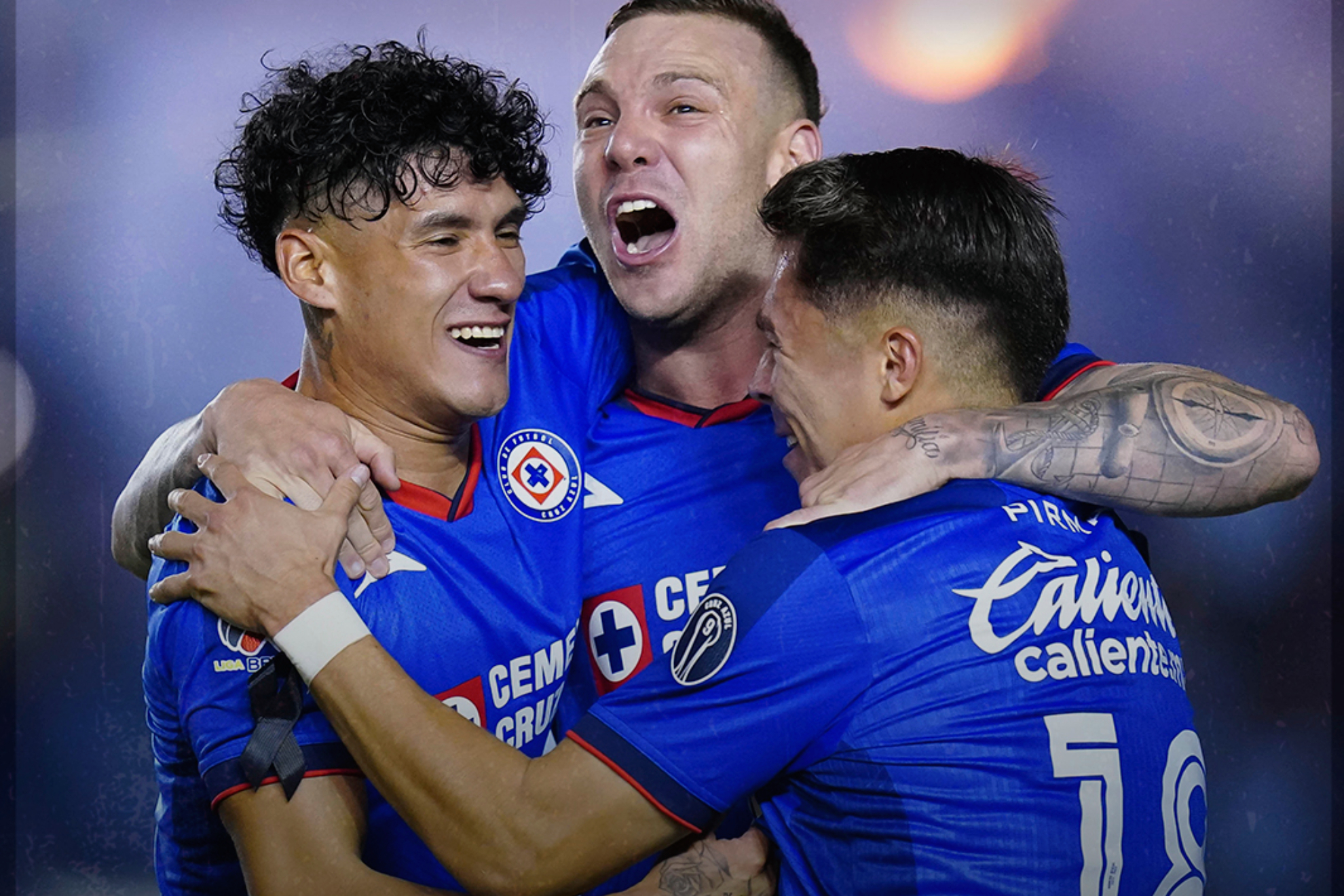 Cruz Azul festeja el gol que les dara la victoria y su calificacin a la liguilla