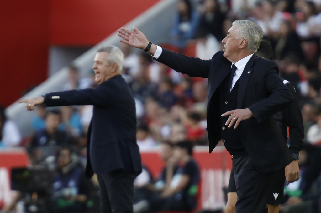 Aguirre y Ancelotti dan indicaciones durante el partido.