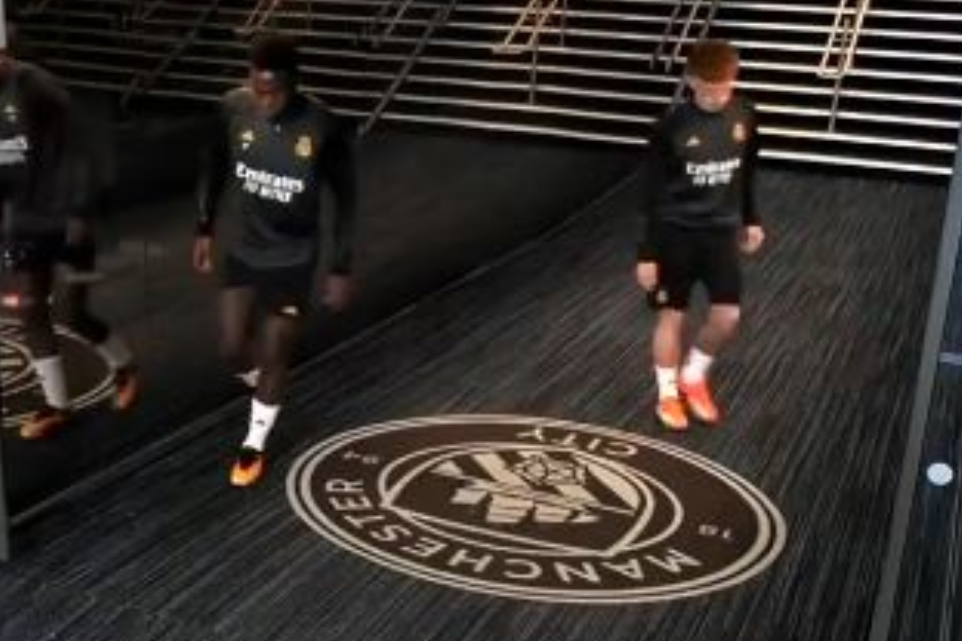 Vini Jr. y De Len esquivan el escudo del Manchester City en el tnel de vestuarios del Etihad