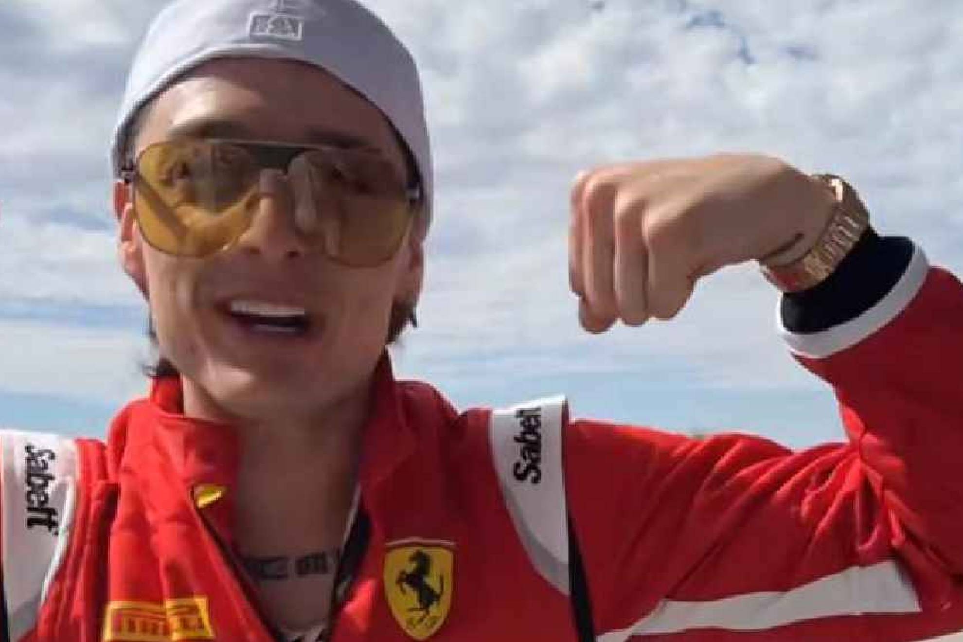 El cantante mexicano Peso Pluma quiere ser piloto de Ferrari en la Frmula 1.