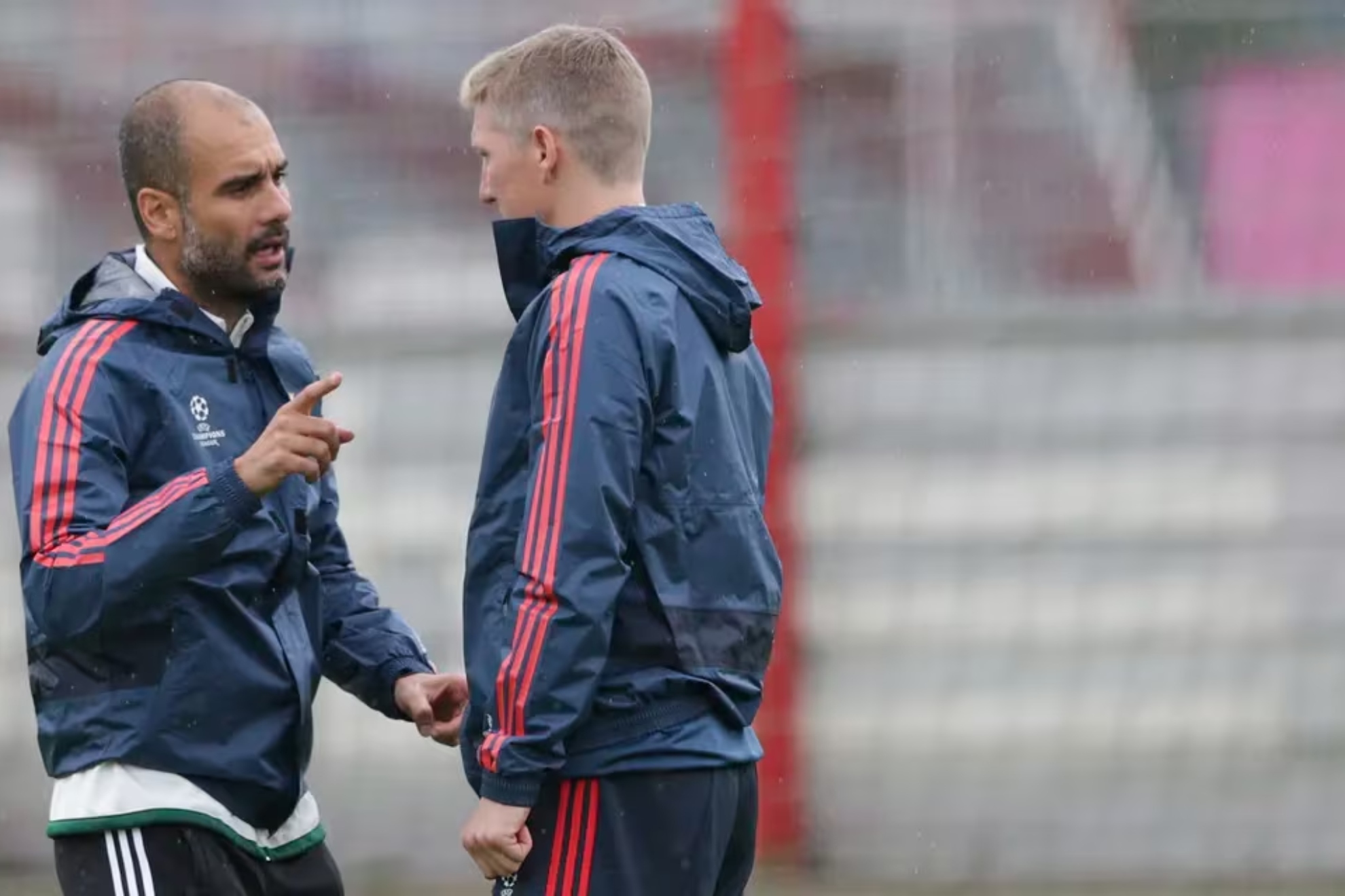 Guardiola y Schweinsteiger dialogan en su etapa en el Bayern