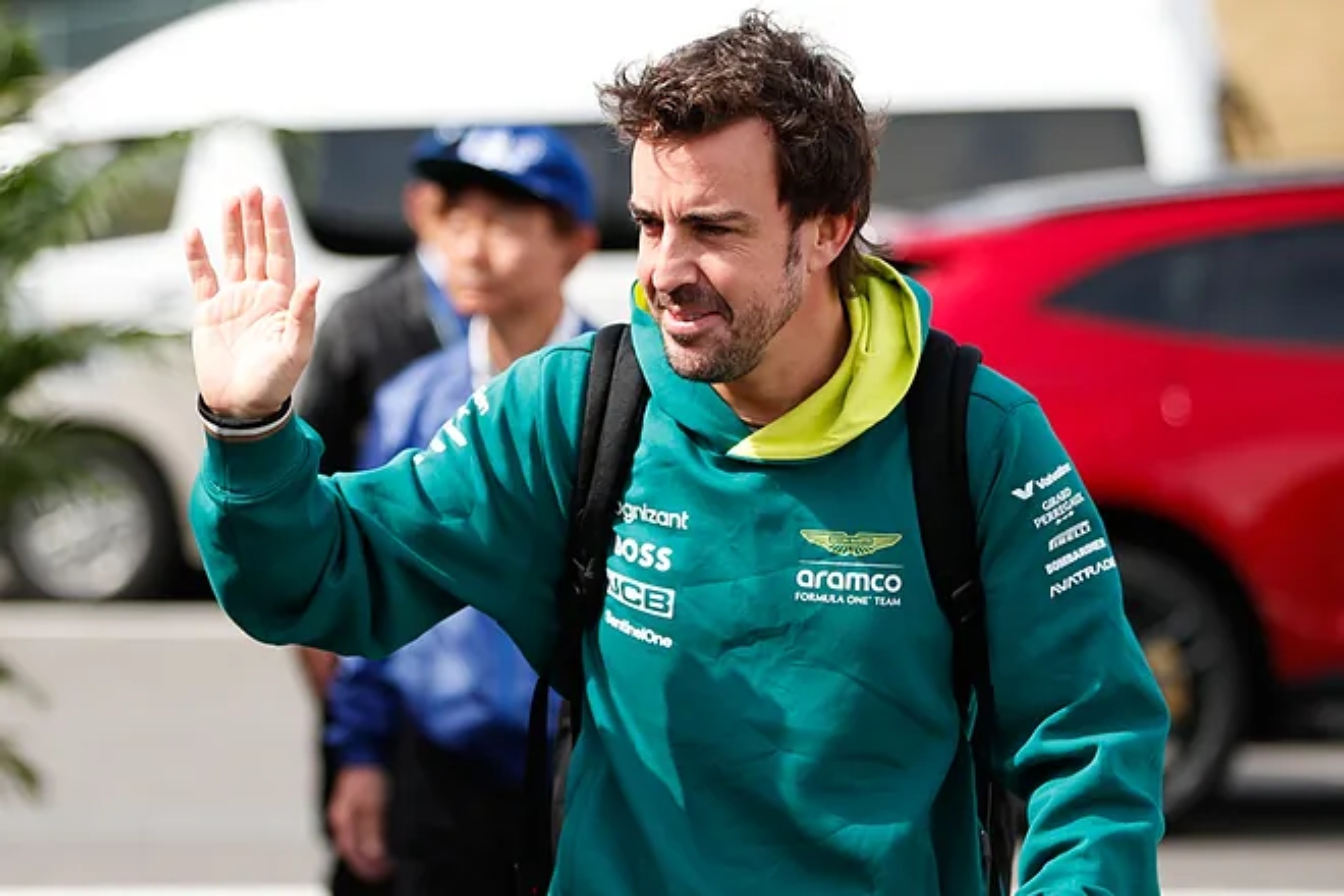 Fernando Alonso saluda a los aficionados