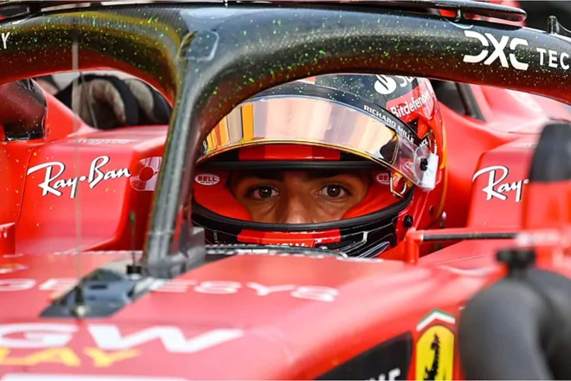 Carlos Sainz no entiende la maniobra de Leclerc en la salida