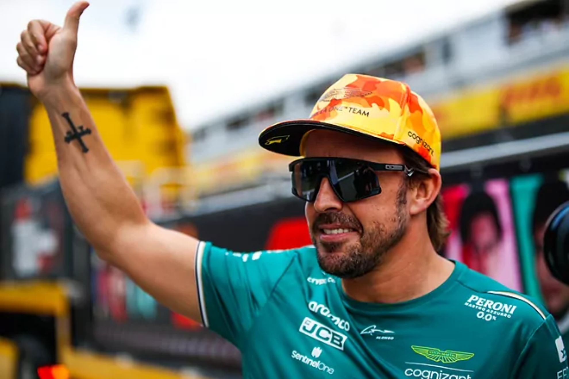 Fernando Alonso saluda en un Gran Premio