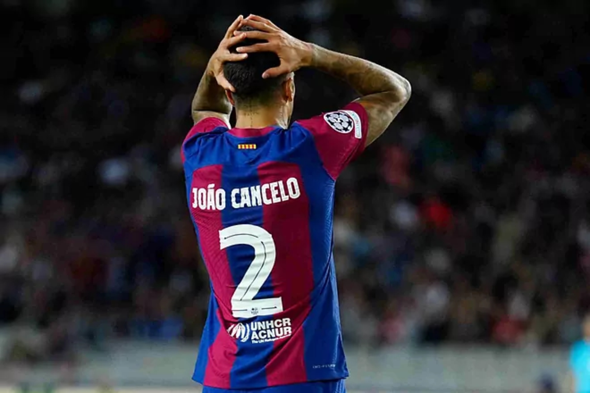 Joao Cancelo se lamenta en un partido del Barcelona