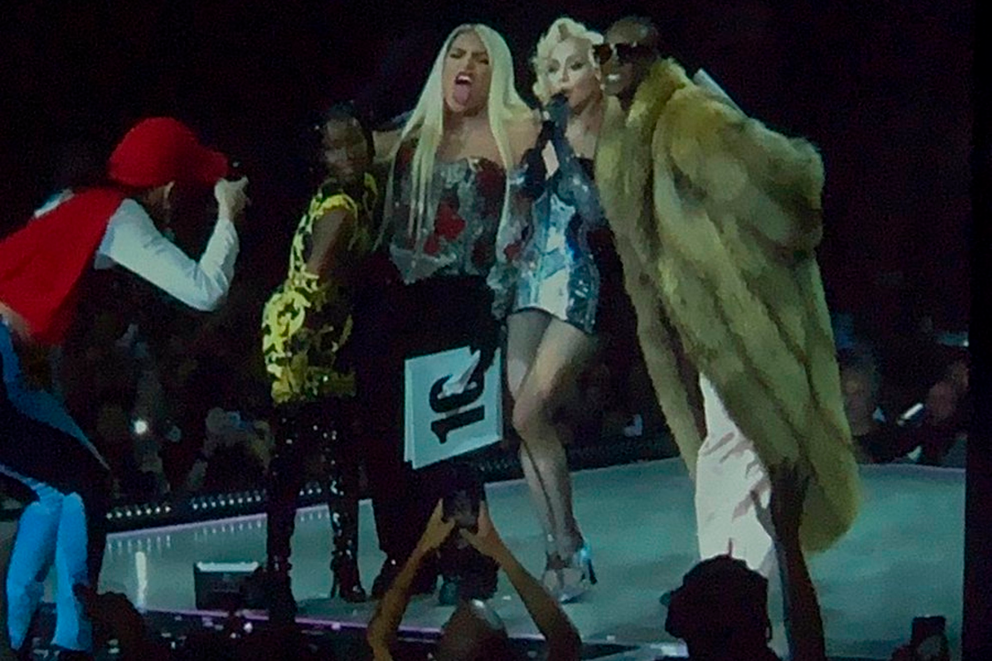 Madonna sube a Wendy Guevara al escenario durante su concierto en la CDMX