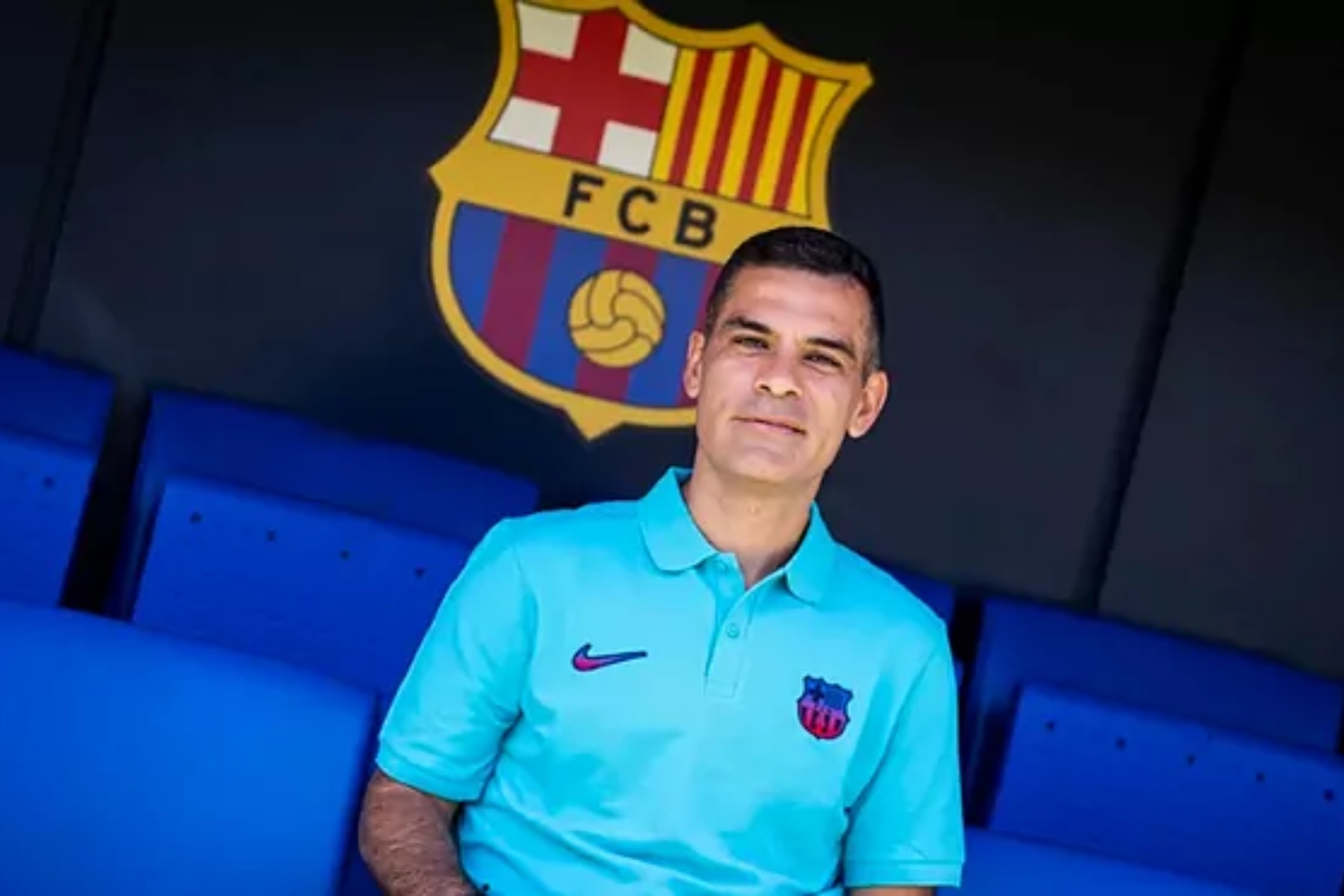 Rafa Mrquez posa en las instalaciones del Barcelona