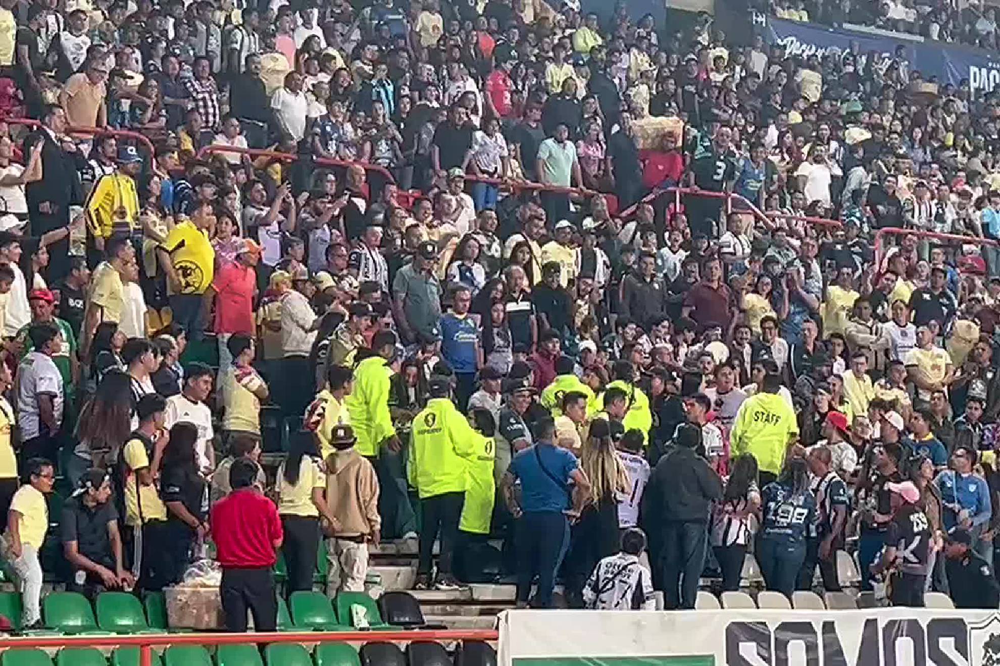 Pelea entre aficionados en el Estadio Hidalgo durante el Pachuca vs Amrica en Concacaf.
