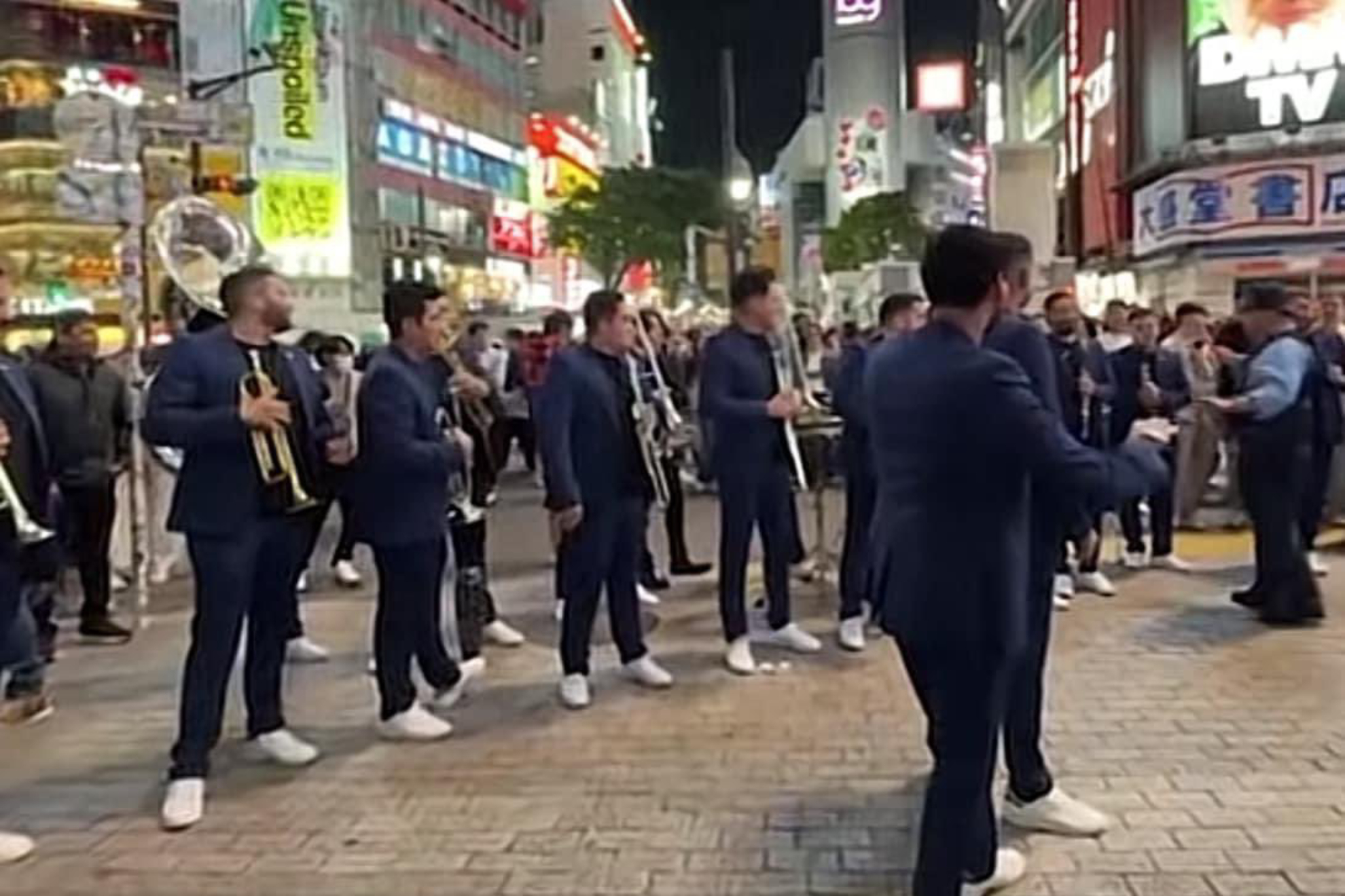 Banda El Recodo es detenida de seguir tocando en las calles de Shibuya, Japn
