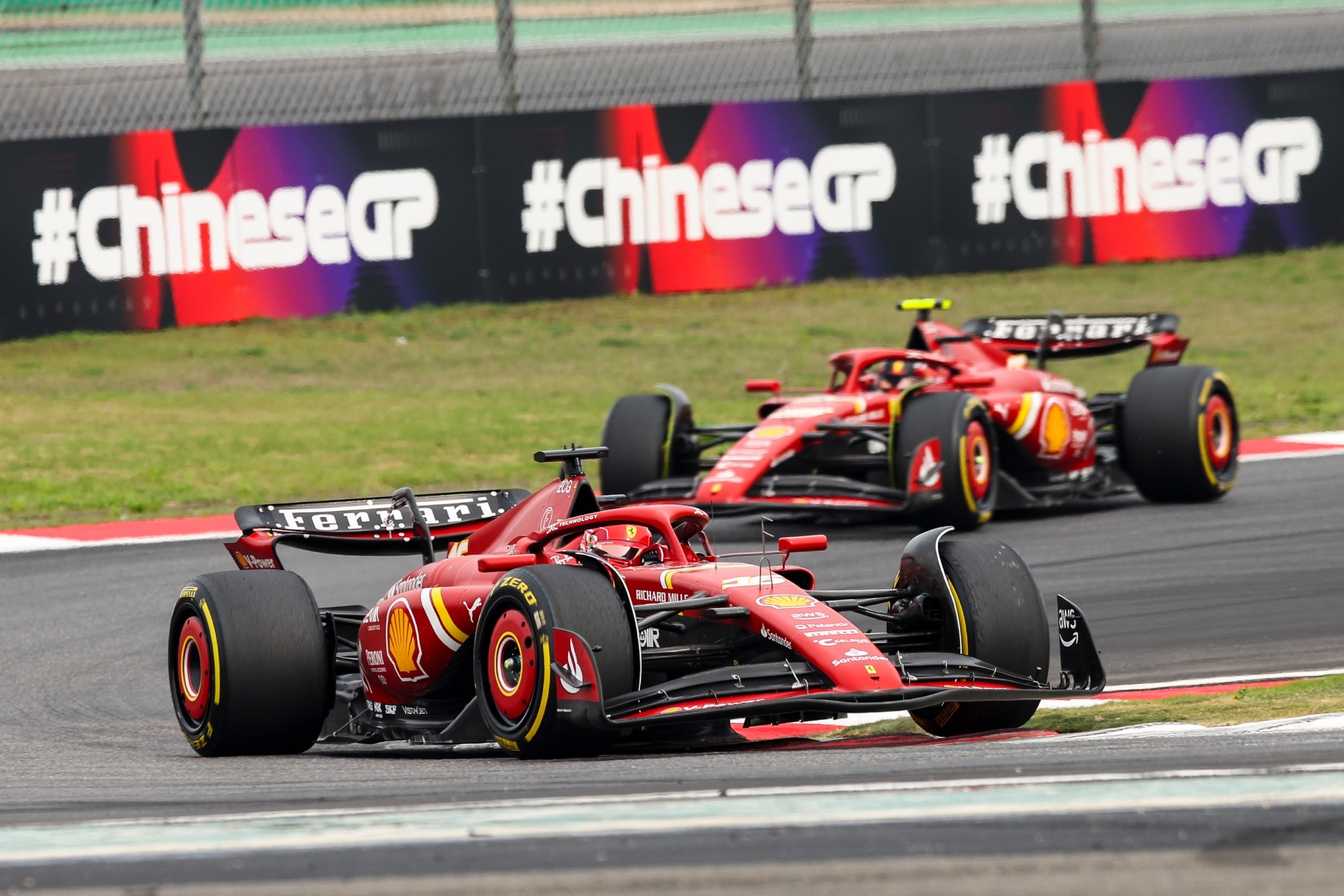 Leclerc y Sainz, en una carrera.