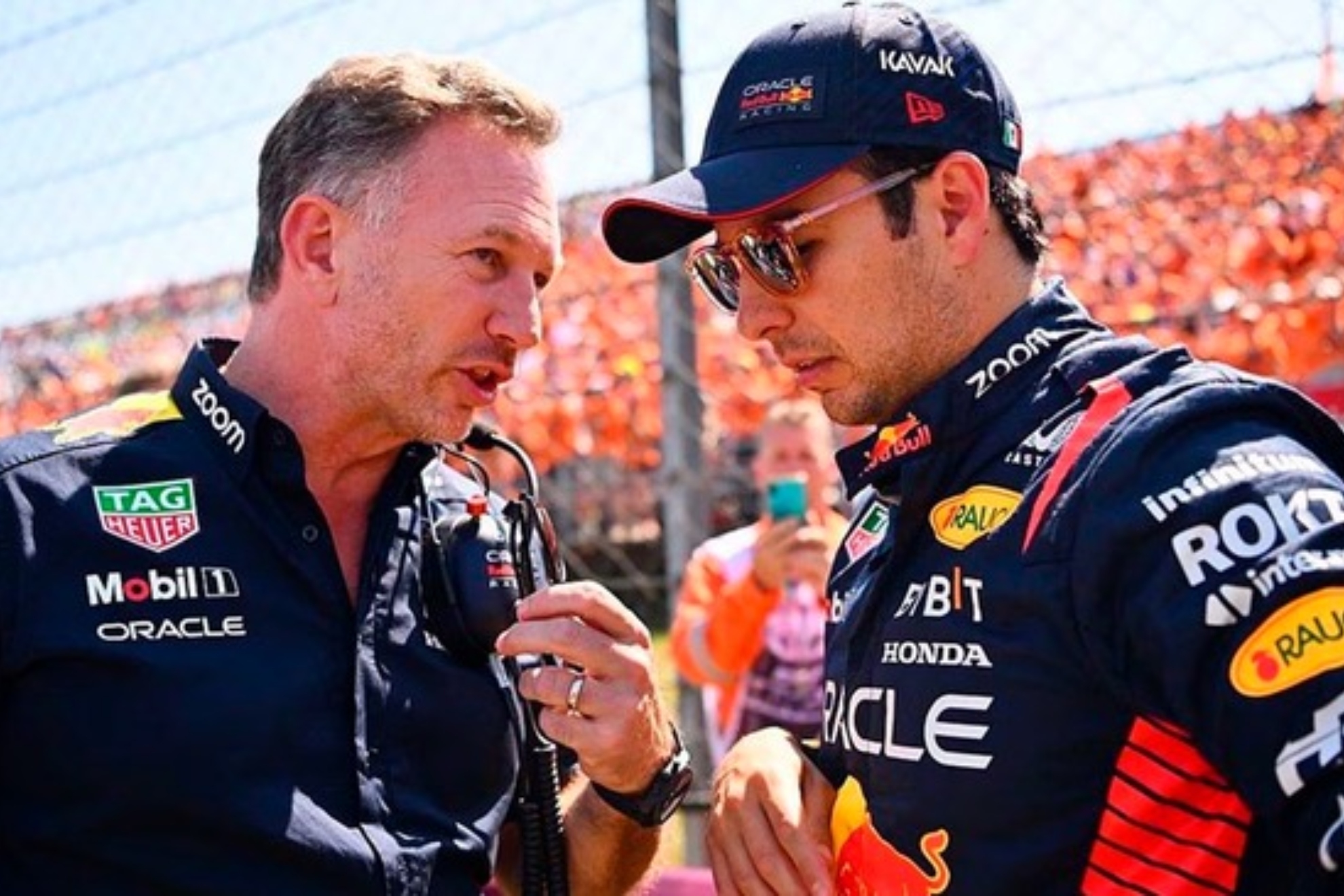 Horner y Checo charlan durante un Gran Premio