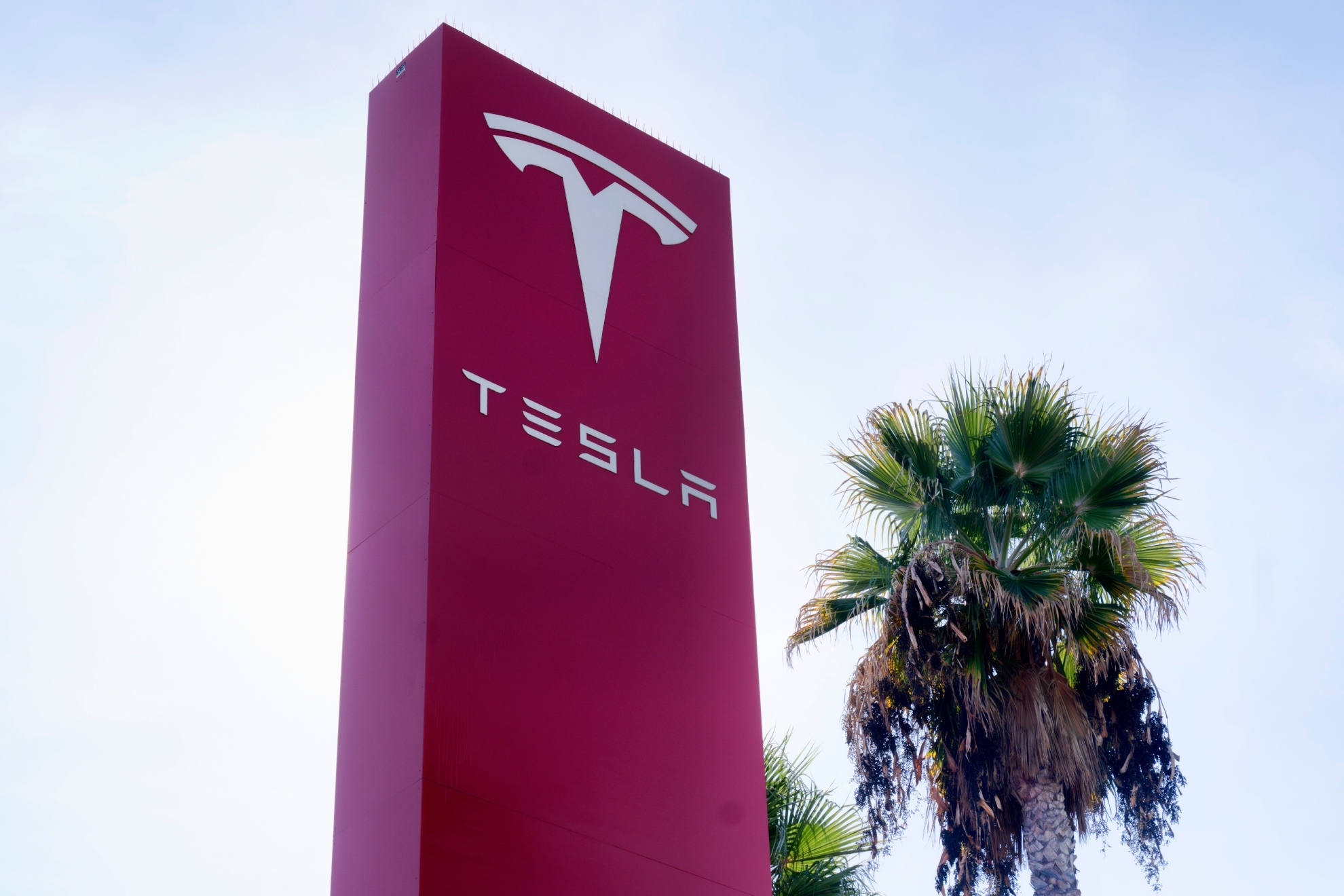 Cartel de Tesla en Buena Park, California