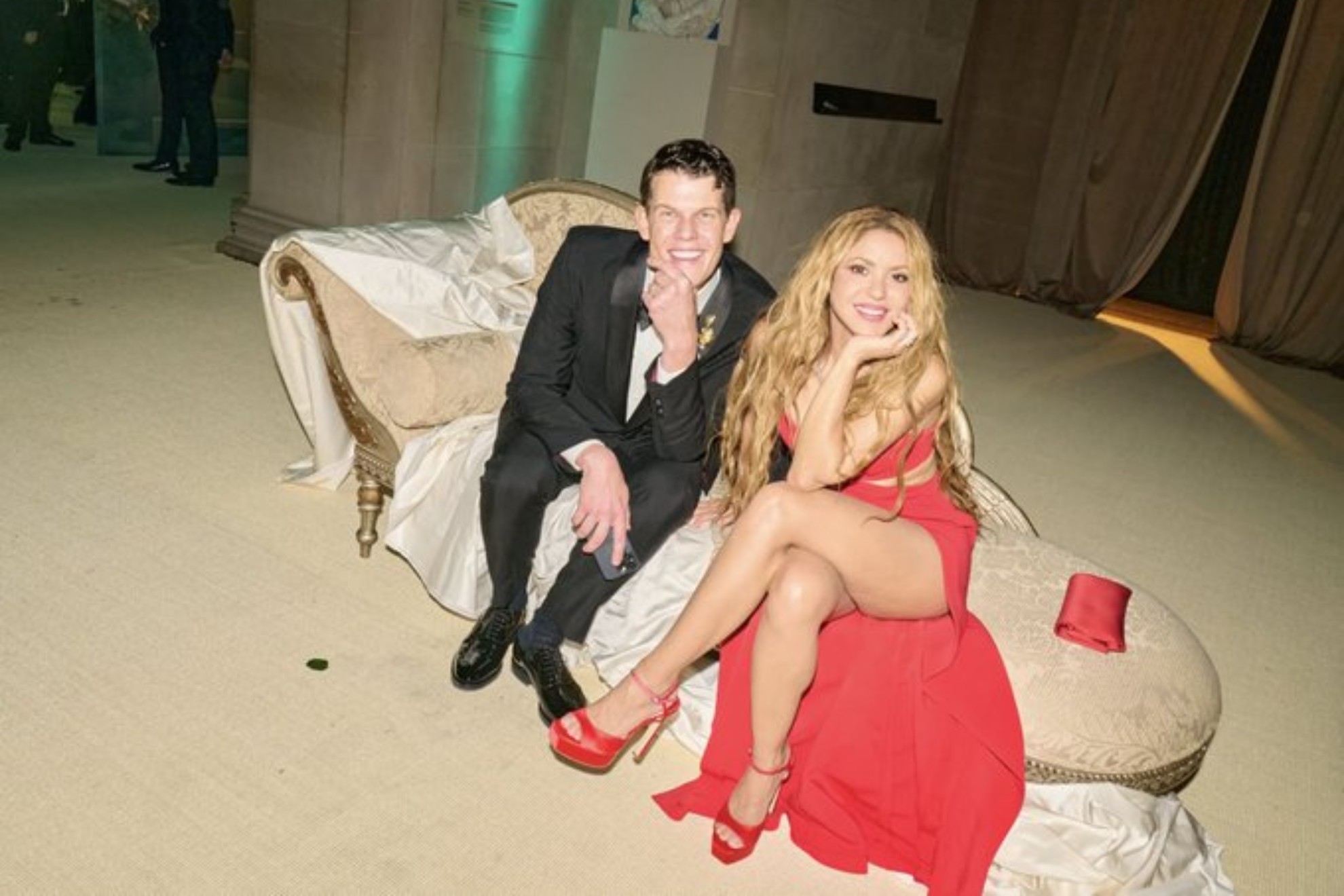 Destapan identidad del acompaante de Shakira a la MET Gala