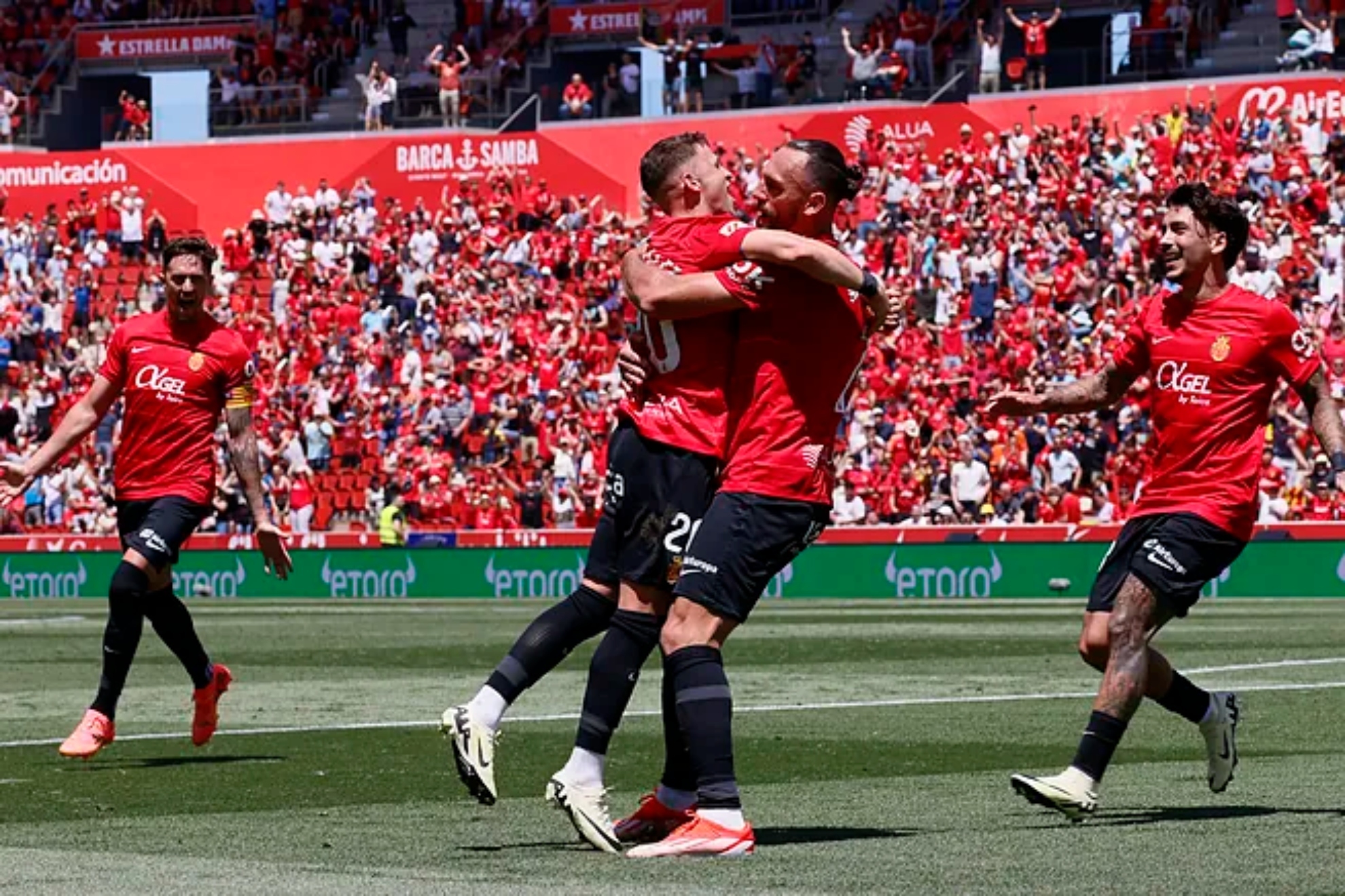 Muriqi abraza a Gio Gonzlez tras marcar ste el gol de la victoria