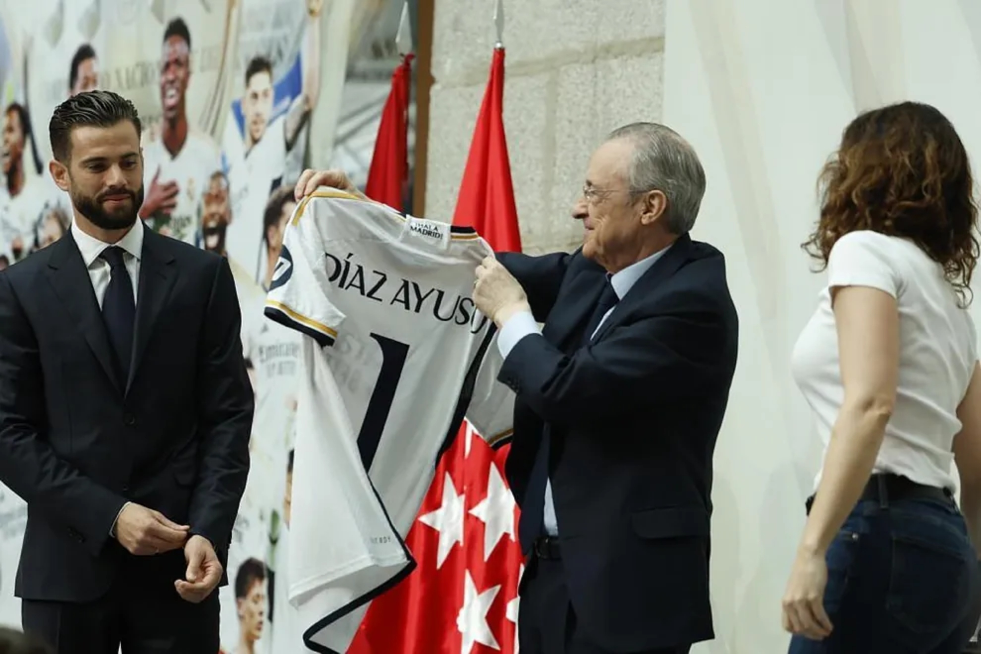 Florentino le entrega una camiseta del Real Madrid a la presidenta de la Comunidad de Madrid
